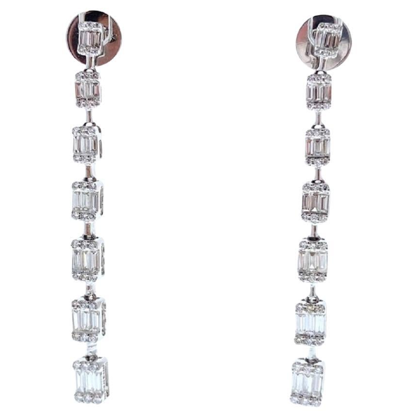 Boucles d'oreilles mode en or blanc 18 carats avec diamants taille baguette de 1,50 carat
