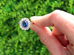 1,50-Karat-Basaltsaphir, 1,15-Karat-Diamant, Platin-Cluster-Ring, um 1925