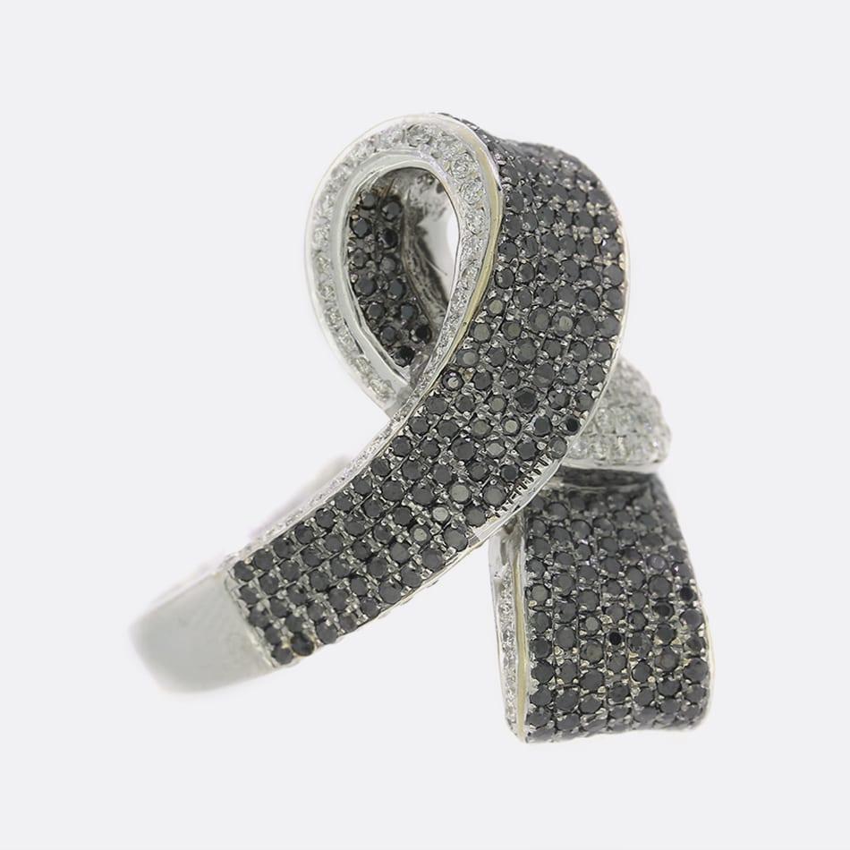 Round Cut 1.50 Carat Black and White Diamond Ribbon Ring