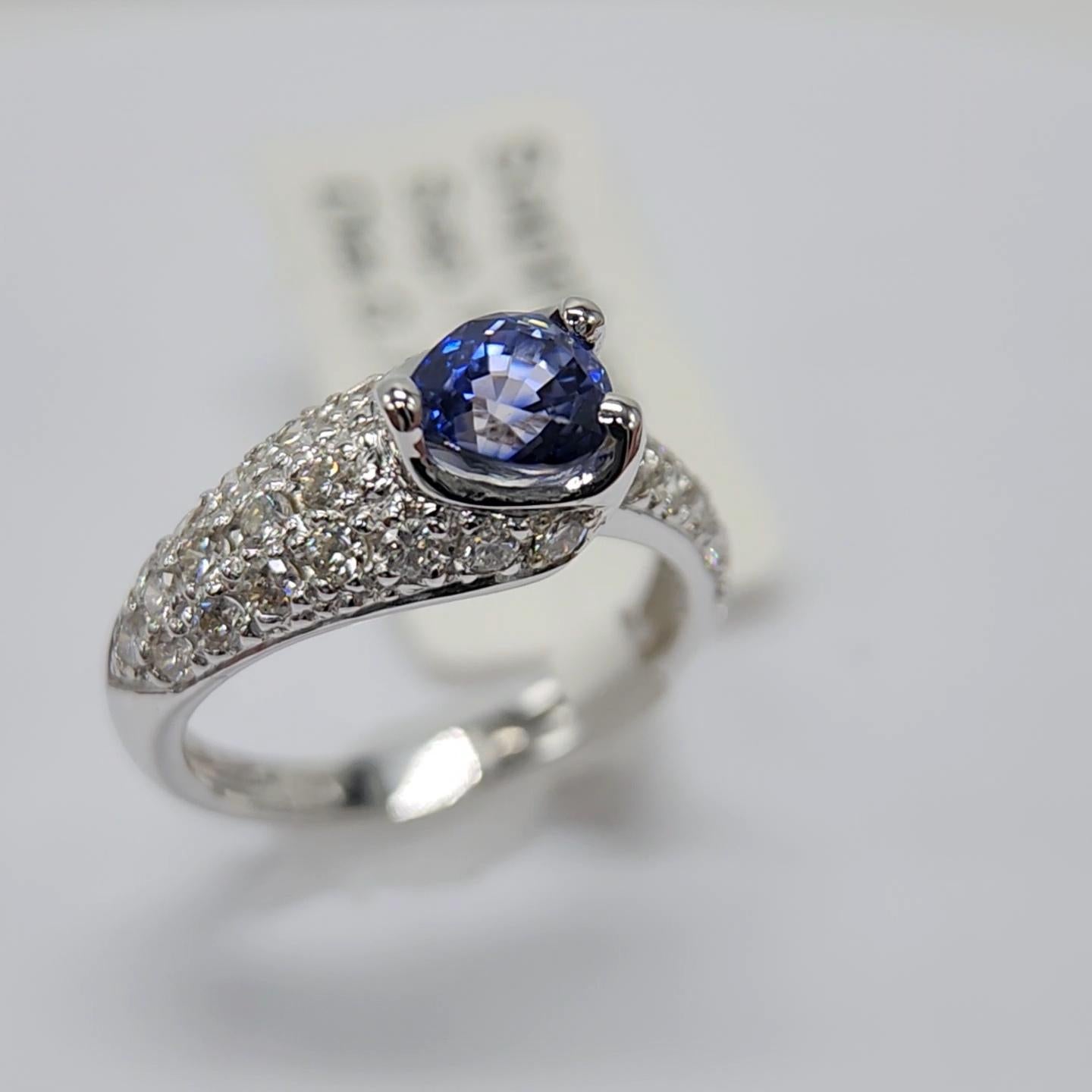 1.50 Carat Blue Sapphire  Ring 14 Karat White Gold with Diamonds. For Sale 3