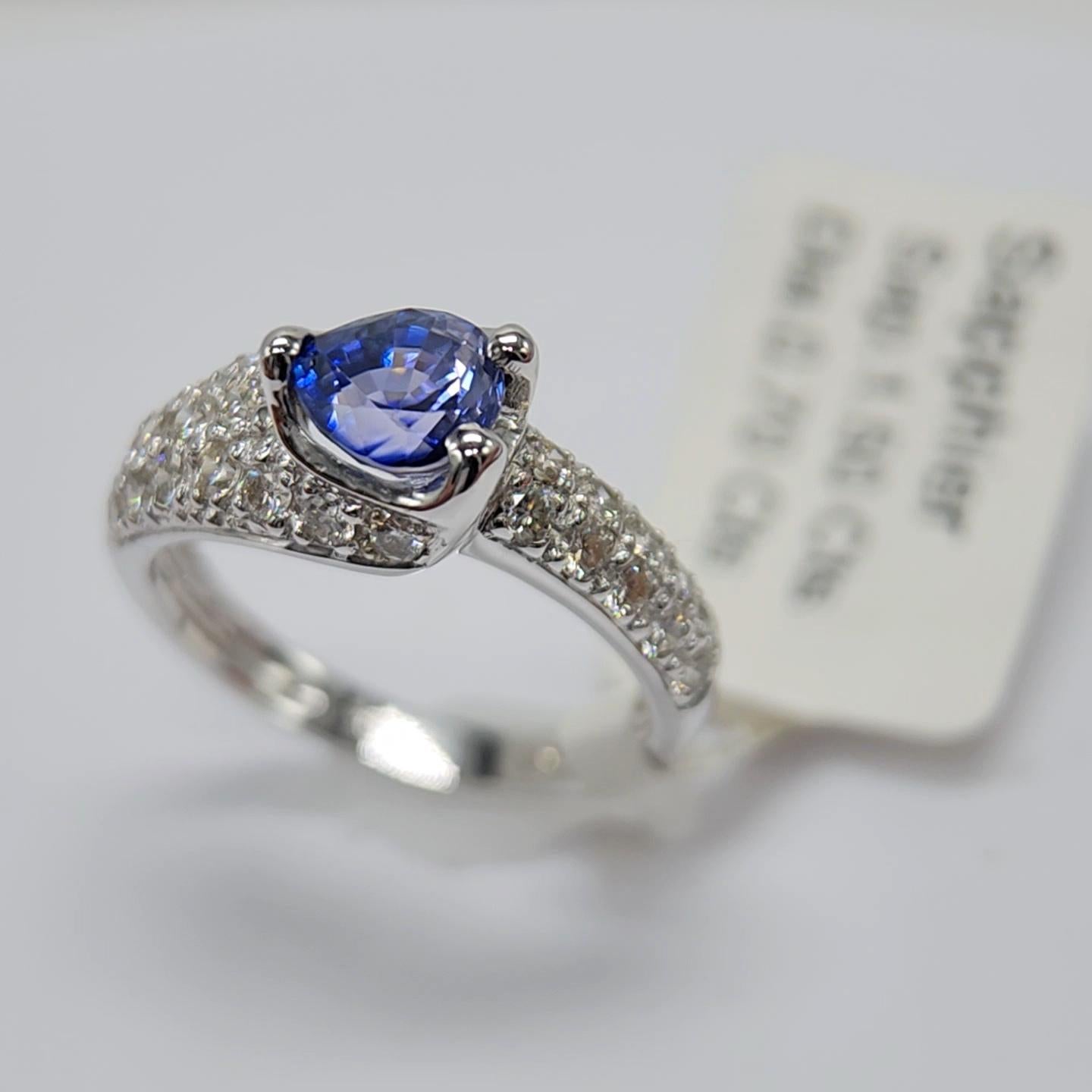 1.50 Carat Blue Sapphire  Ring 14 Karat White Gold with Diamonds. For Sale 4