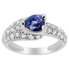 Zafiro azul de 1,50 quilates  Anillo de oro blanco de 14 quilates con diamantes.
