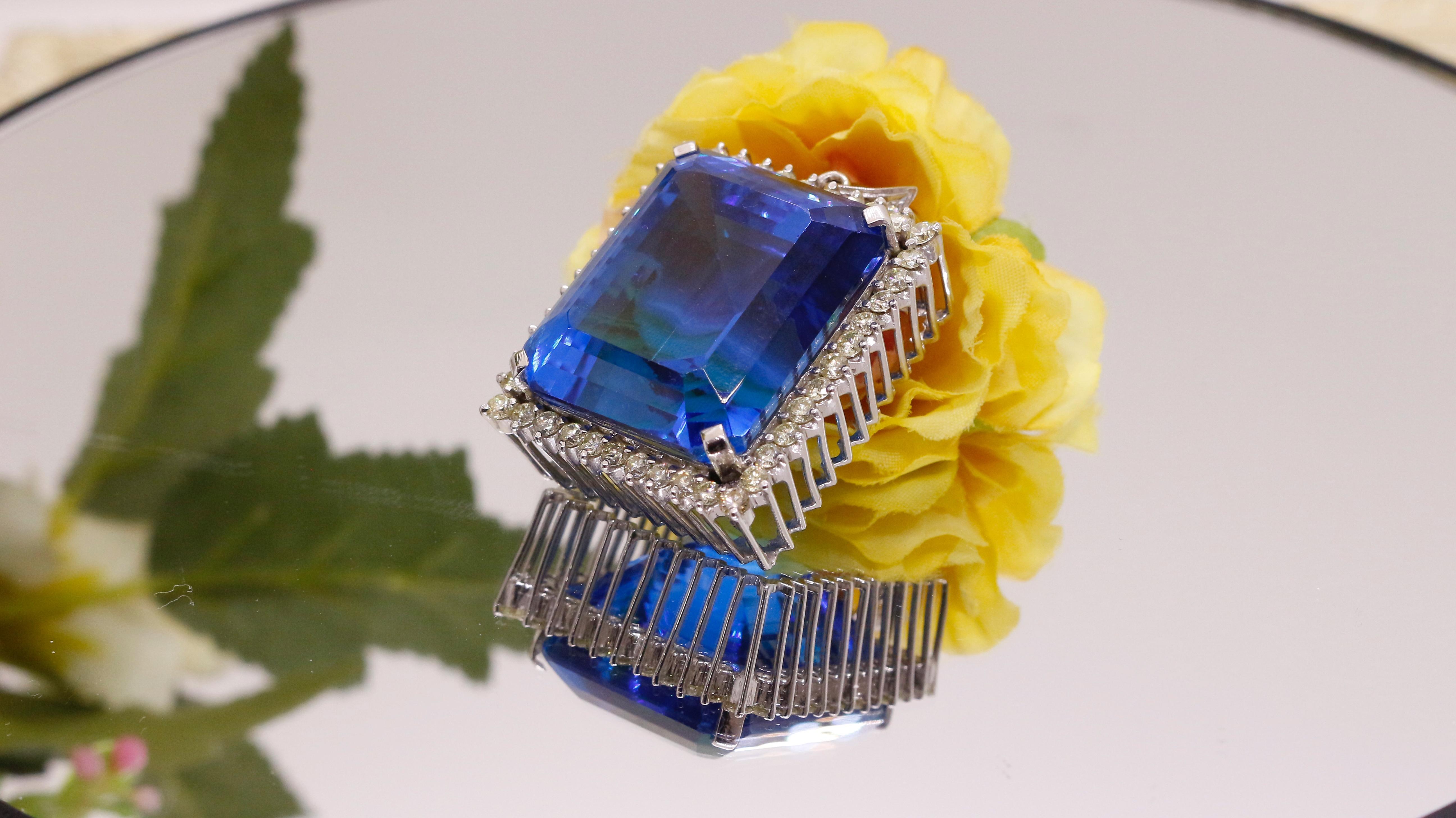 150 Carat Blue Topaz Pendant with Diamonds In New Condition For Sale In Fukuoka City, Fukuoka