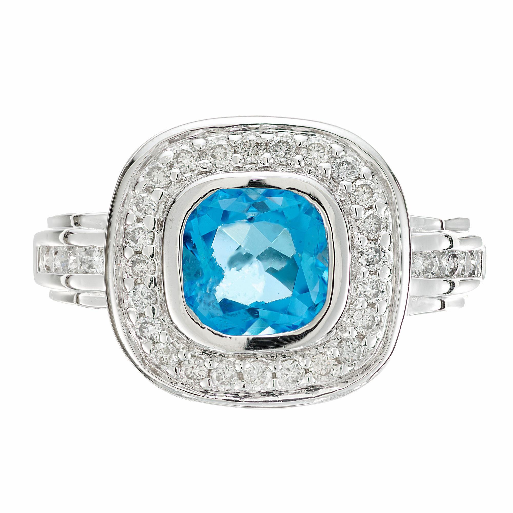 Anello con zircone e diamante. Pietra centrale di zircone blu naturale a forma di cuscino con un'aureola di 32 diamanti rotondi in una montatura in oro bianco. 

1 zircone blu a forma di cuscino, VS circa 1,50ct.
32 diamanti rotondi, H. H. I. SI,