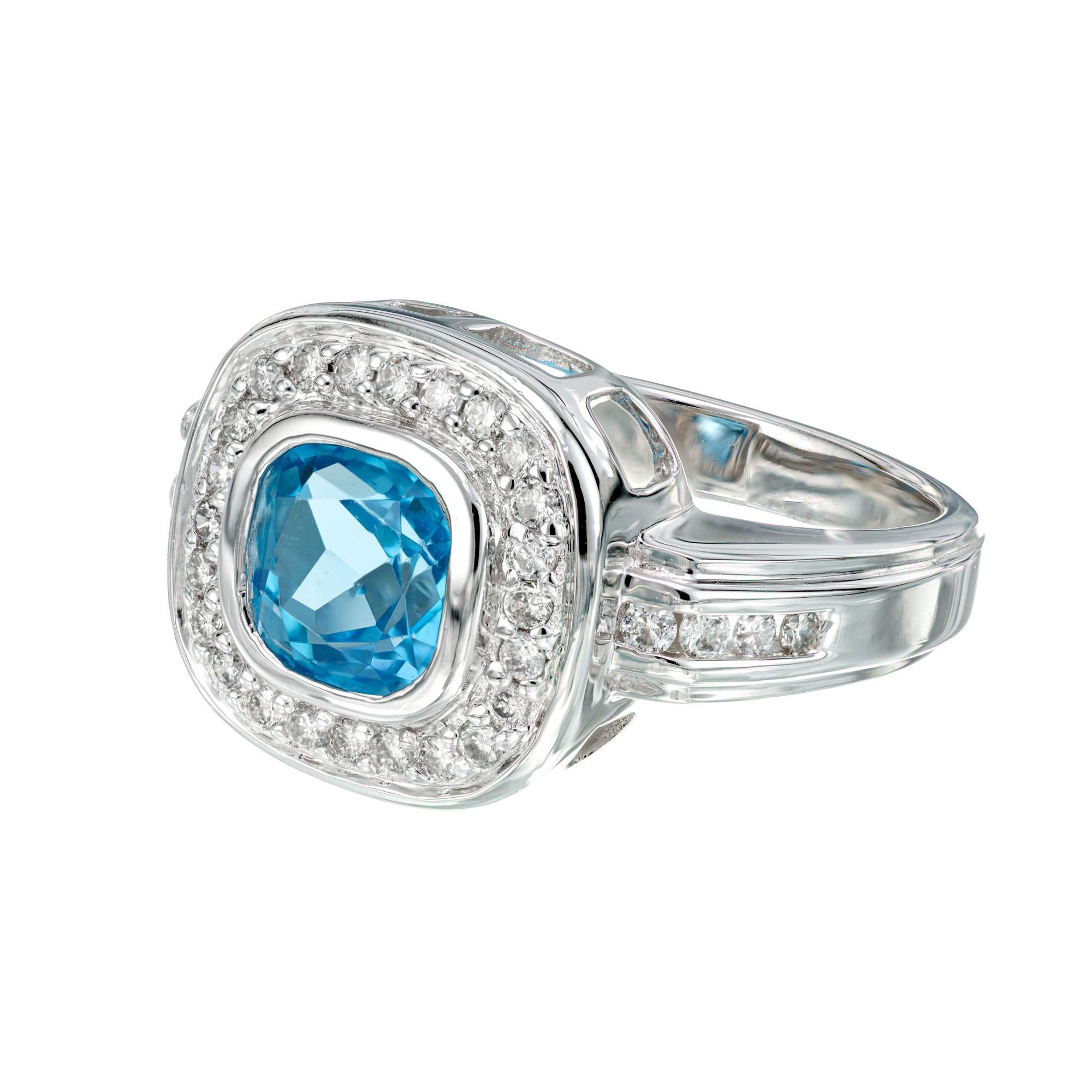 Taglio cuscino Anello in oro bianco con diamante aureolato con zircone blu da 1,50 carati in vendita