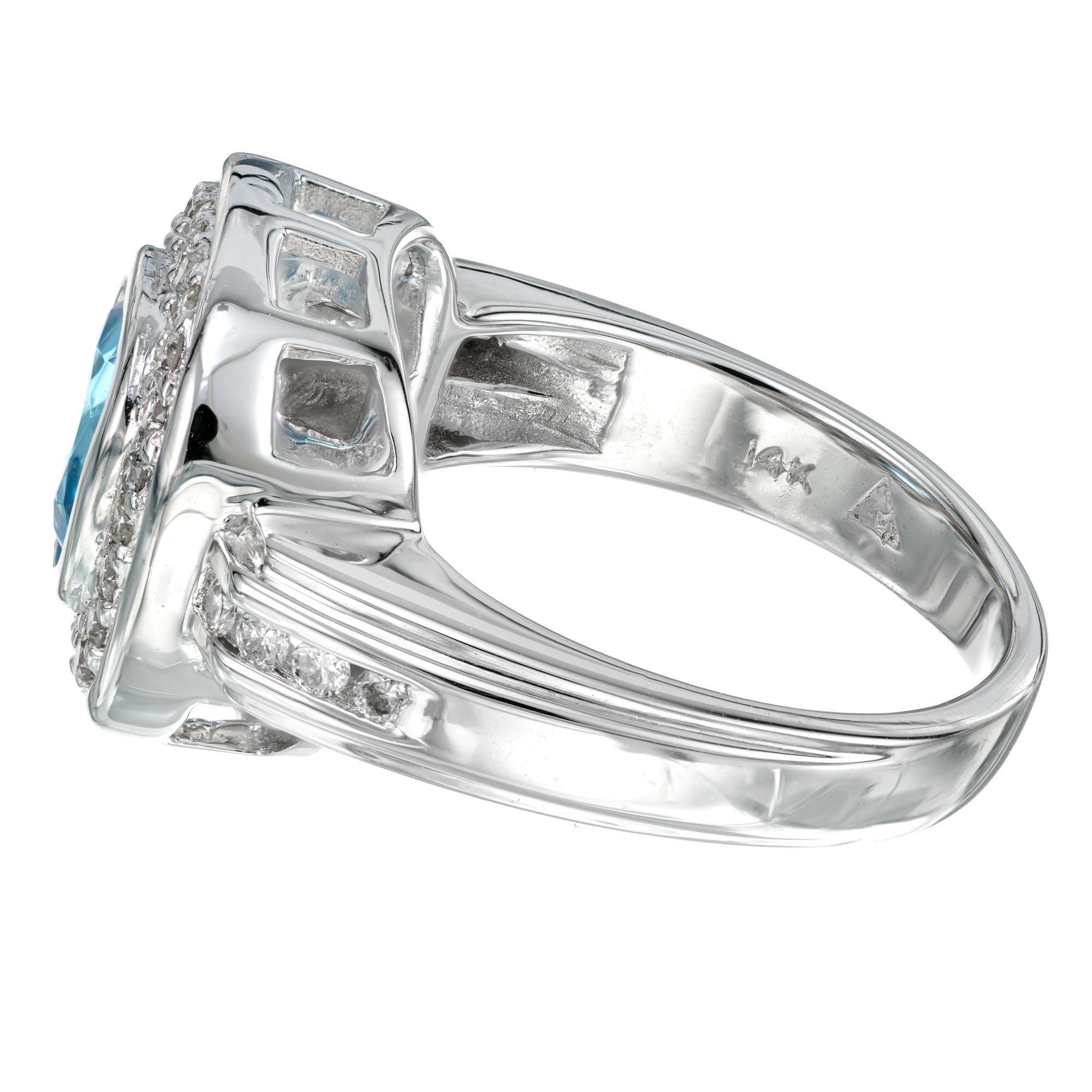 Anello in oro bianco con diamante aureolato con zircone blu da 1,50 carati In condizioni buone in vendita a Stamford, CT
