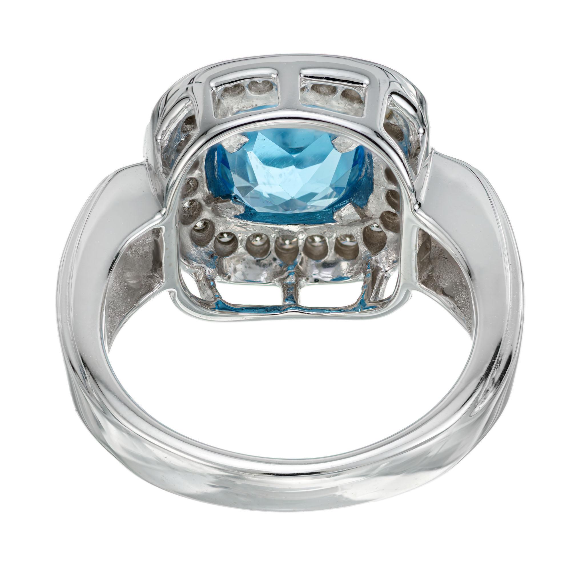 Donna Anello in oro bianco con diamante aureolato con zircone blu da 1,50 carati in vendita