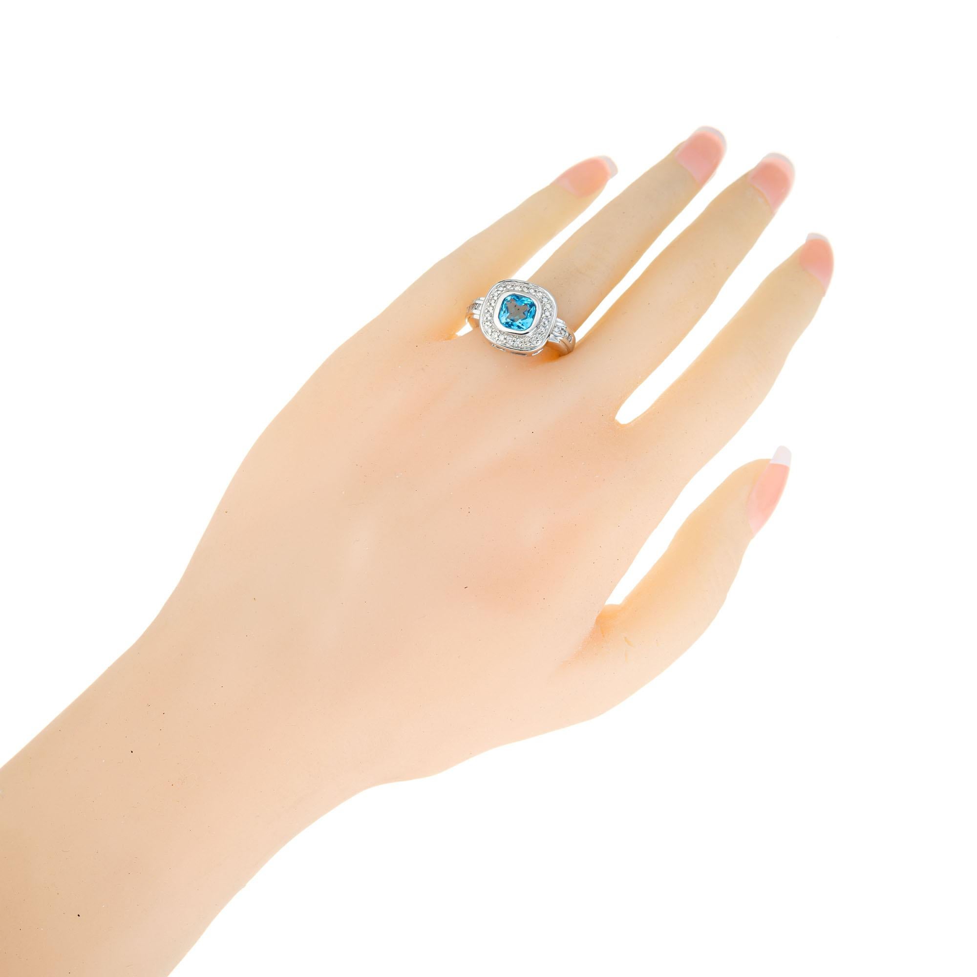 Anello in oro bianco con diamante aureolato con zircone blu da 1,50 carati in vendita 2
