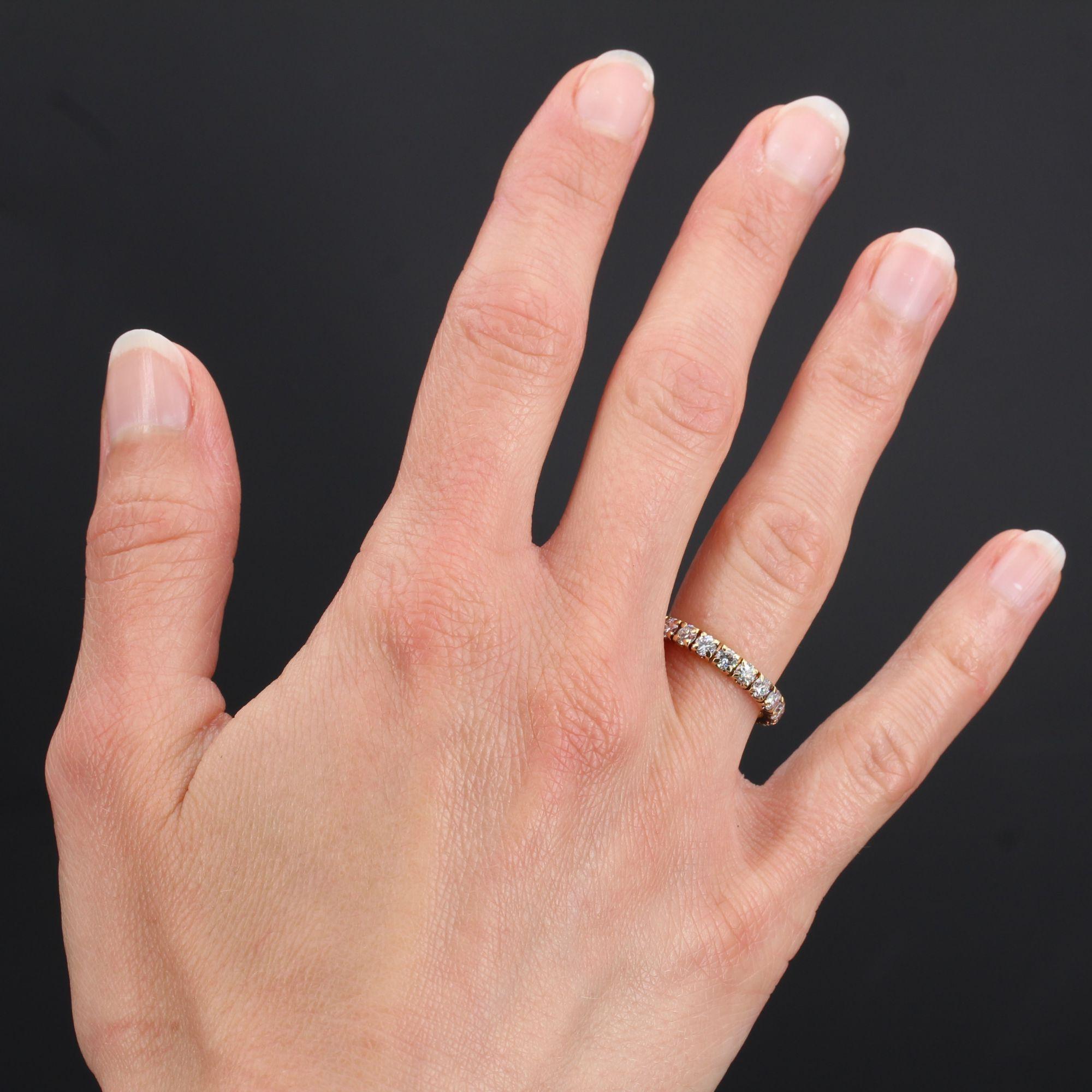 Ring aus 18 Karat Gelbgold.
Der Ring ist auf dem gesamten Umfang mit Diamanten im Brillantschliff besetzt.
Gesamtgewicht der Diamanten: ca. 1,50 Karat.
Höhe: 2,9 mm, Dicke: 1,9 mm.
Gesamtgewicht des Juwels: ca. 2,5 g.
US Größe : 6 ; Keine
