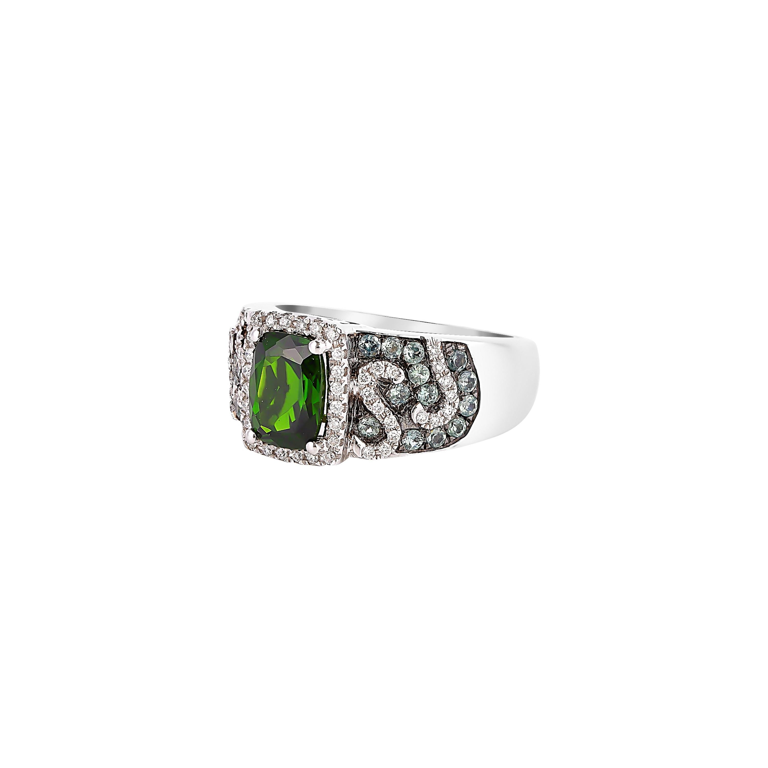 Contemporary 1.50 Carat Chrome Diopside Ring in 14 Karat White Gold For Sale