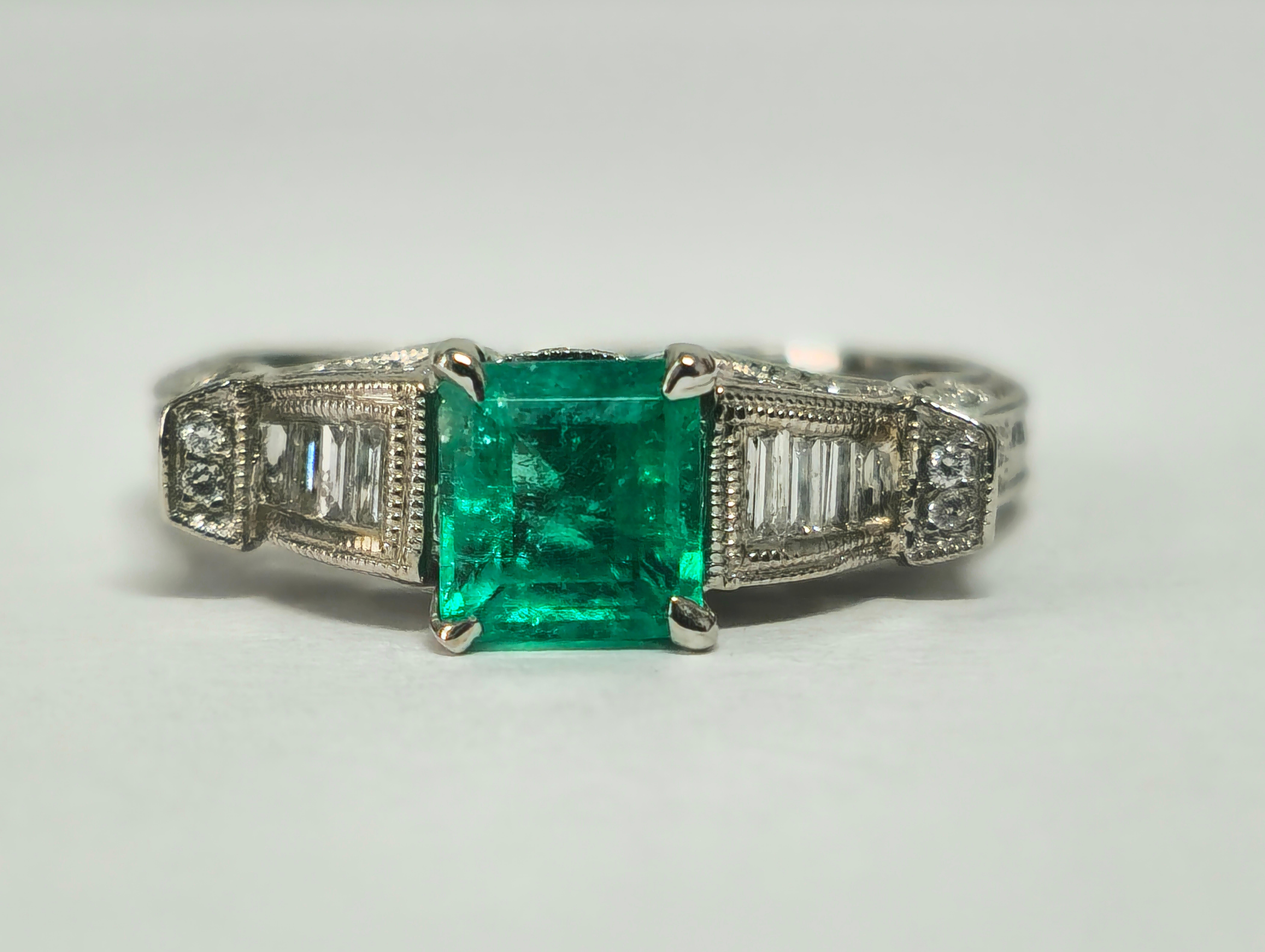 1.50 Carat Colombian Emerald Diamond Cocktail Ring In Excellent Condition For Sale In Miami, FL