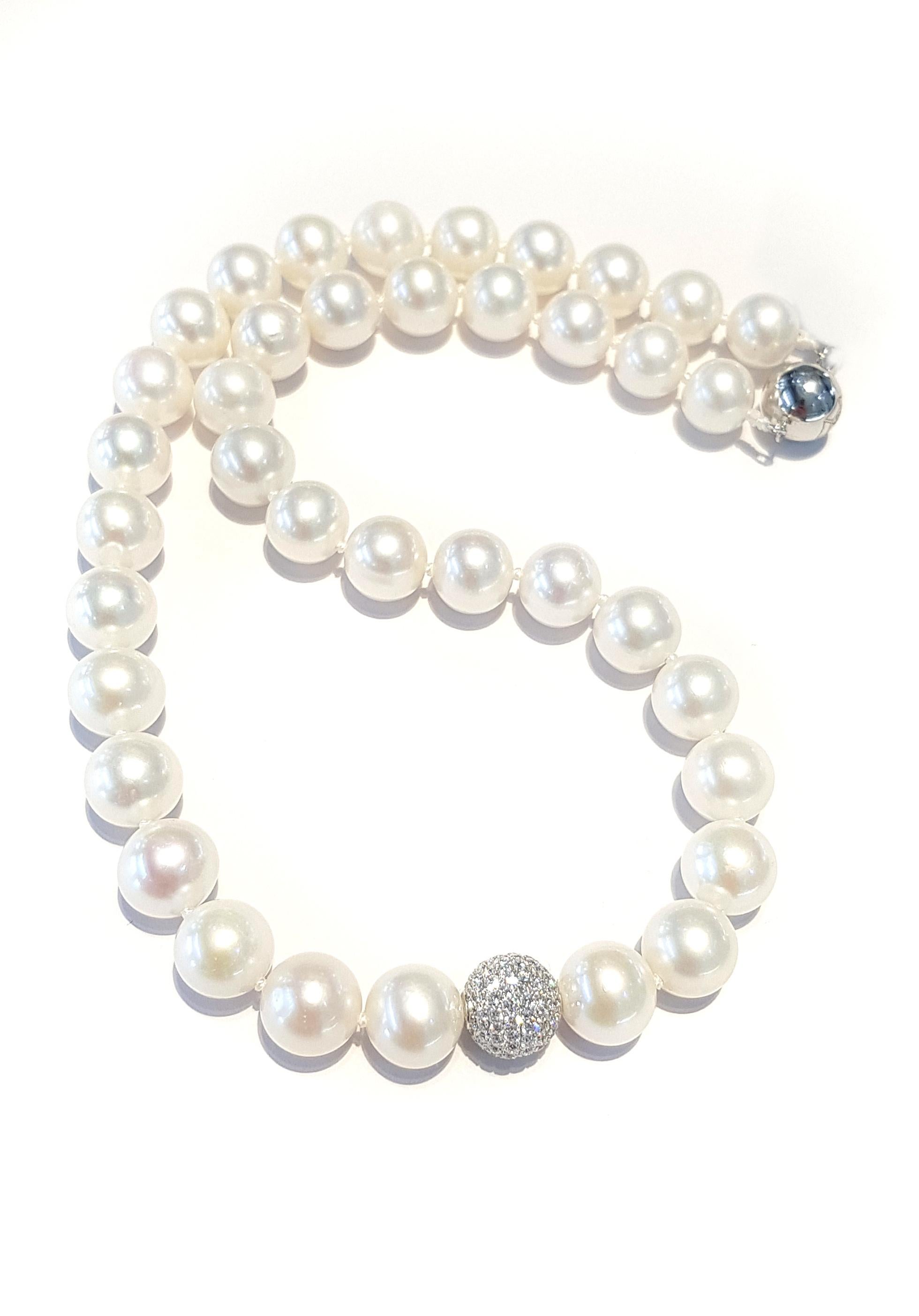 Women's 1.50 Carat Diamond Ball 18 Karat White Gold Fresh Water Pearl Bead Necklace For Sale