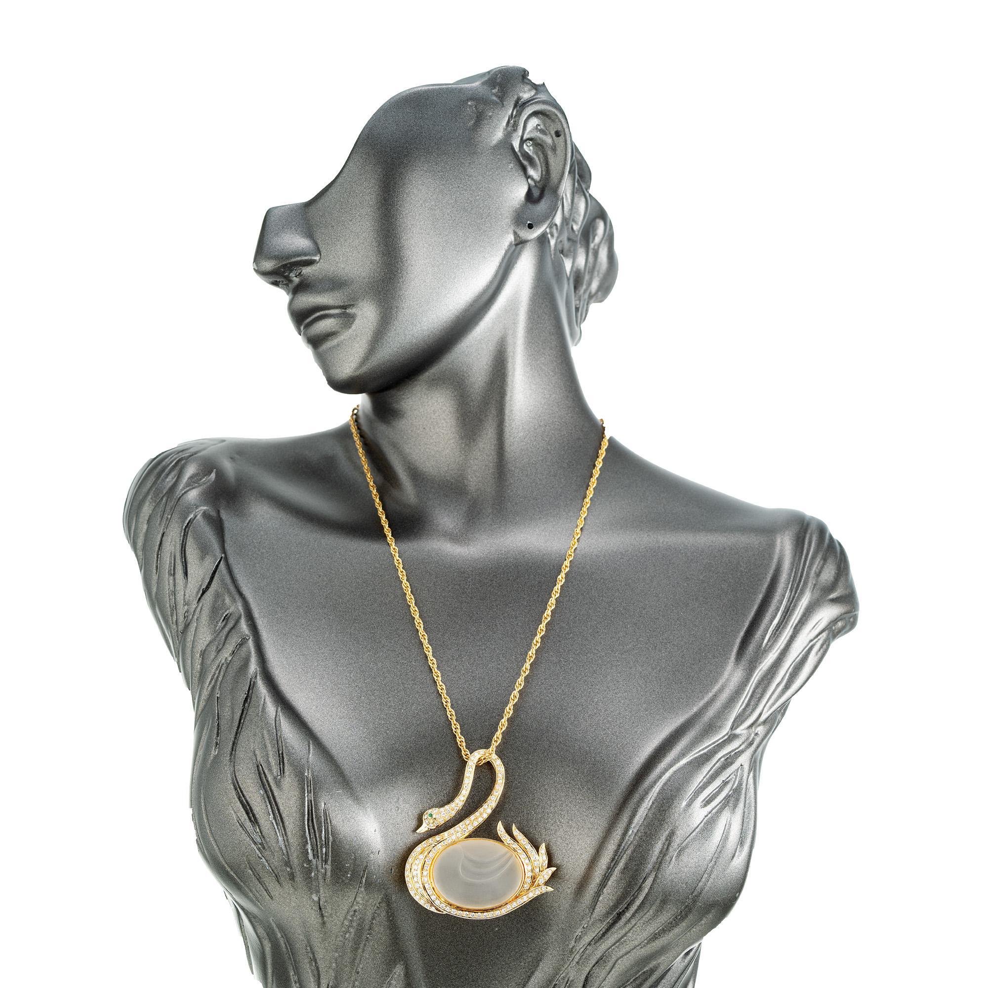 Broche cygne en or jaune avec quartz peau d'ange en émeraude et diamants de 1,50 carat Excellent état - En vente à Stamford, CT