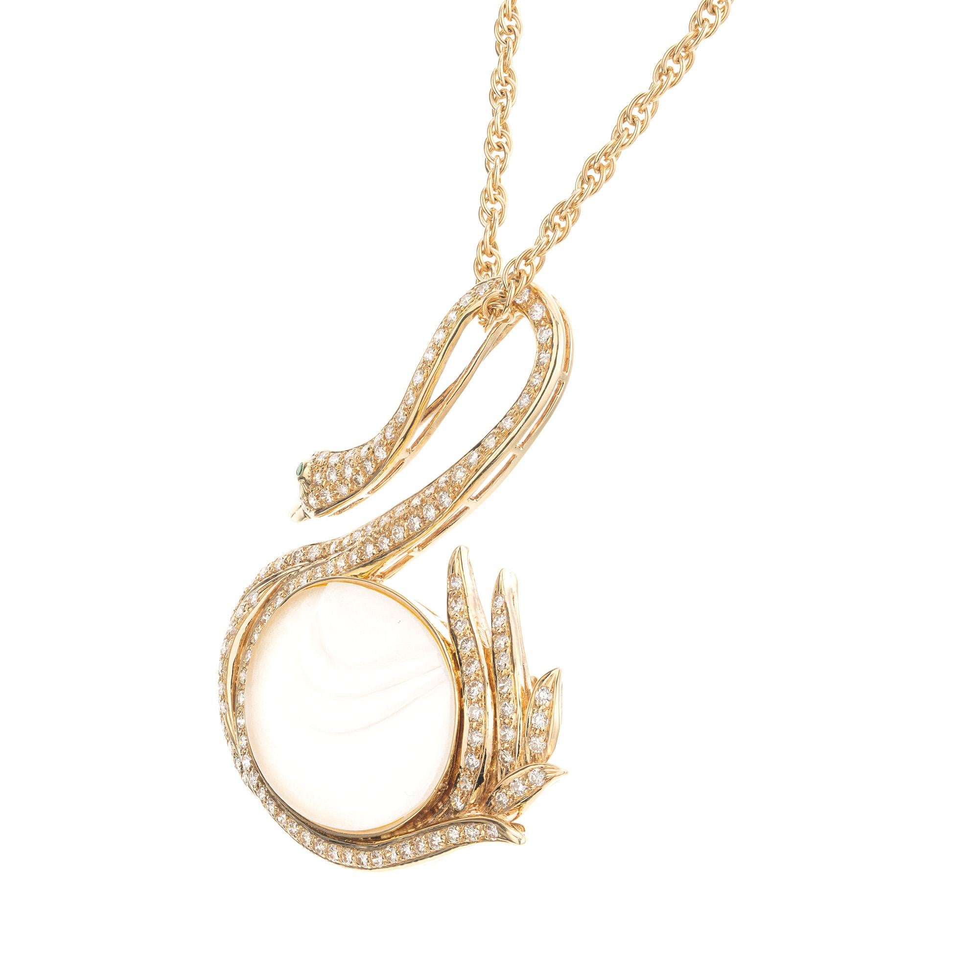 Broche cygne en or jaune avec quartz peau d'ange en émeraude et diamants de 1,50 carat en vente 1