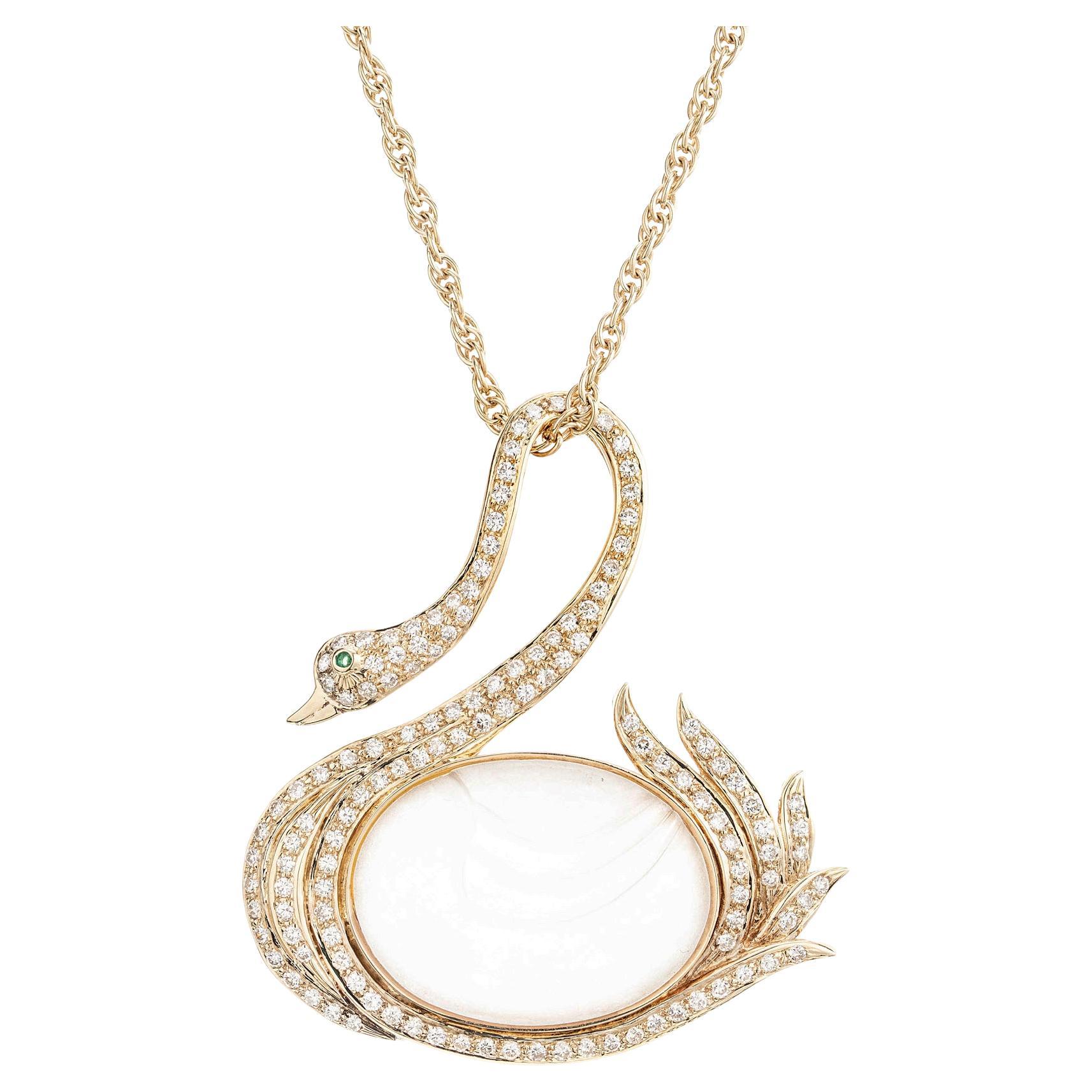 Broche cygne en or jaune avec quartz peau d
ange en émeraude et diamants de 1,50 carat