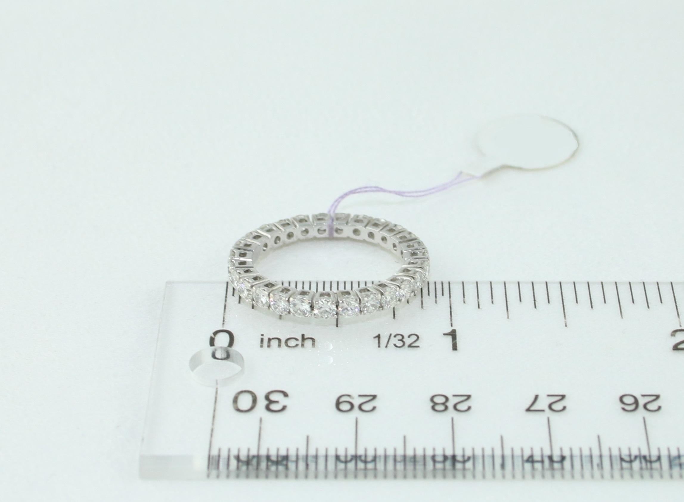 Fascia di eternità rotonda in oro con diamante da 1,50 carati in vendita 2