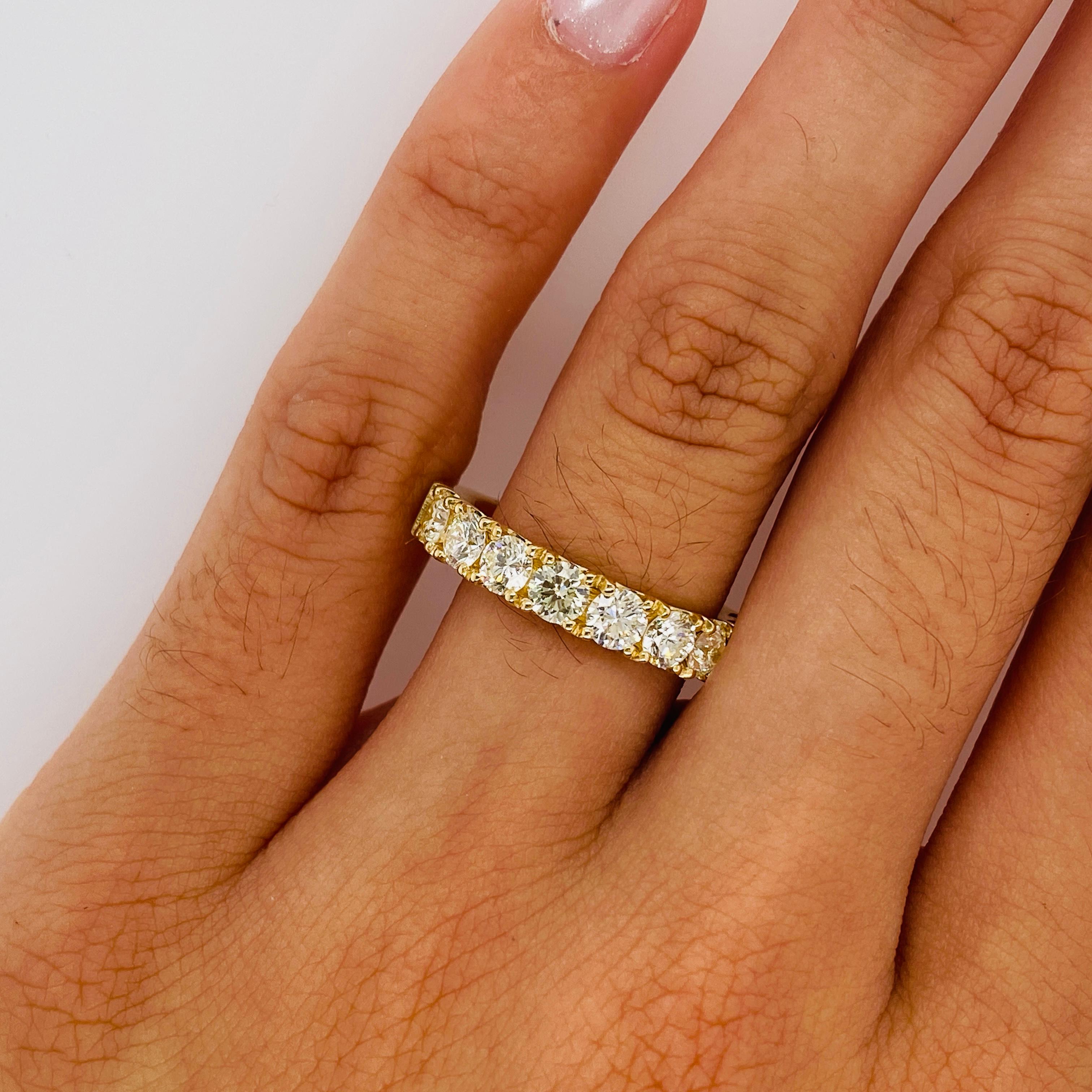 Taille ronde Anneau d'éternité en or jaune 14 carats avec 9 pierres et diamants de 1,50 carat en vente