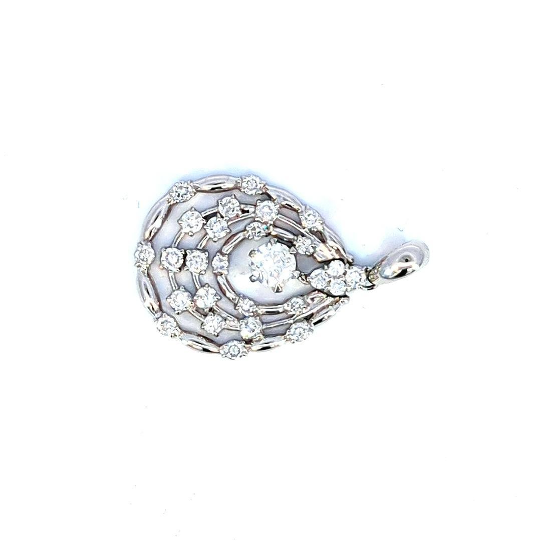 Élevez votre élégance avec notre pendentif Diamond Tear Drop, une pièce intemporelle qui capture l'essence de la sophistication et du luxe. Ce pendentif exquis est orné d'un superbe diamant de 1,50 carat, gracieusement suspendu à une délicate