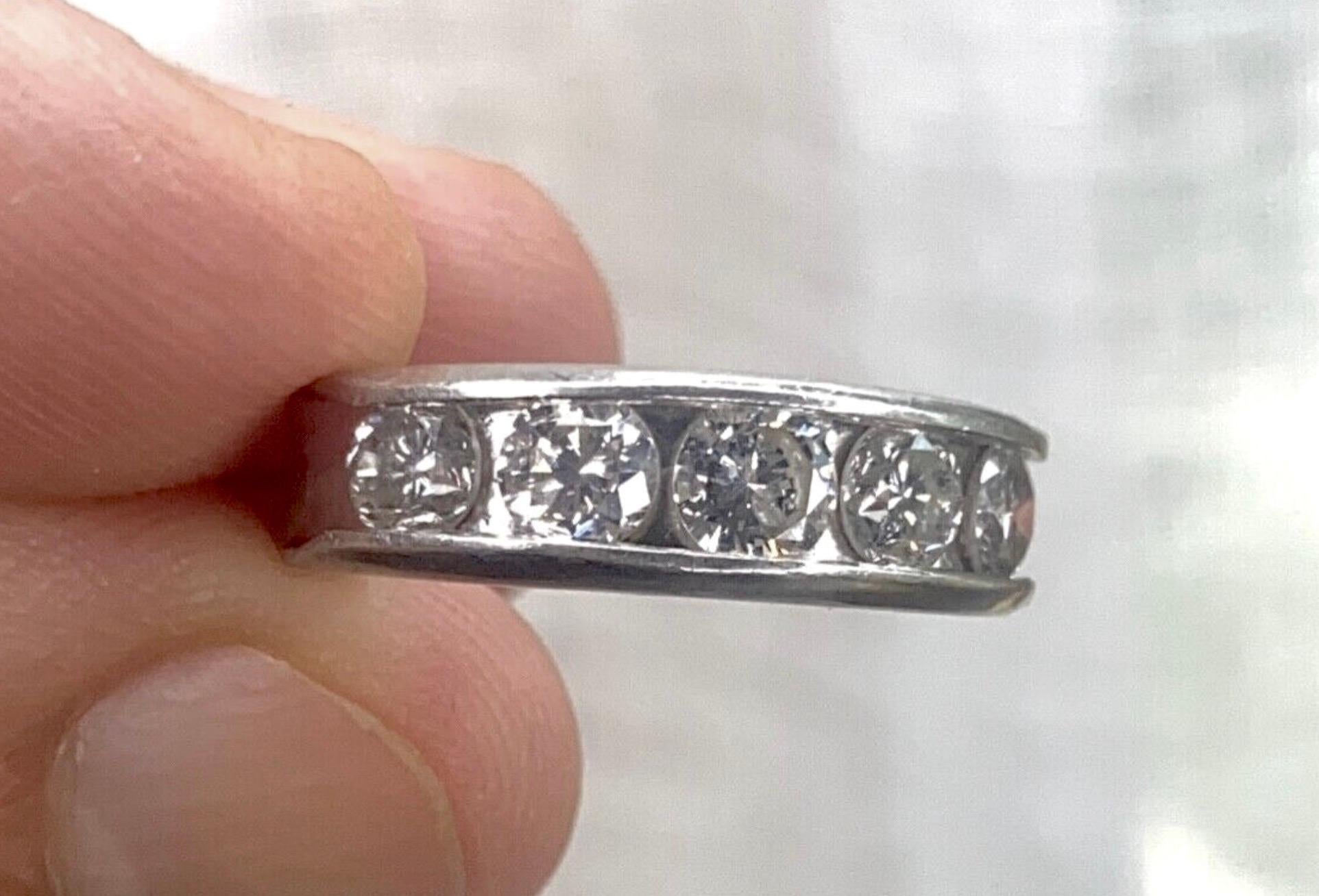 5 DIAMOND VINTAGE PLATINUM 1.50 CARATS DIAMOND ETERNITY BAND CHANNEL SET RING

1.50 CT DIAMOND COLOR (5 DIAMONDS)

CLARITY H/SI2

SIZE 5.75  (Sizable) 

TOTAL RING WEIGHT 7.85g

VINTAGE / VERY GOOD CONDITION 
