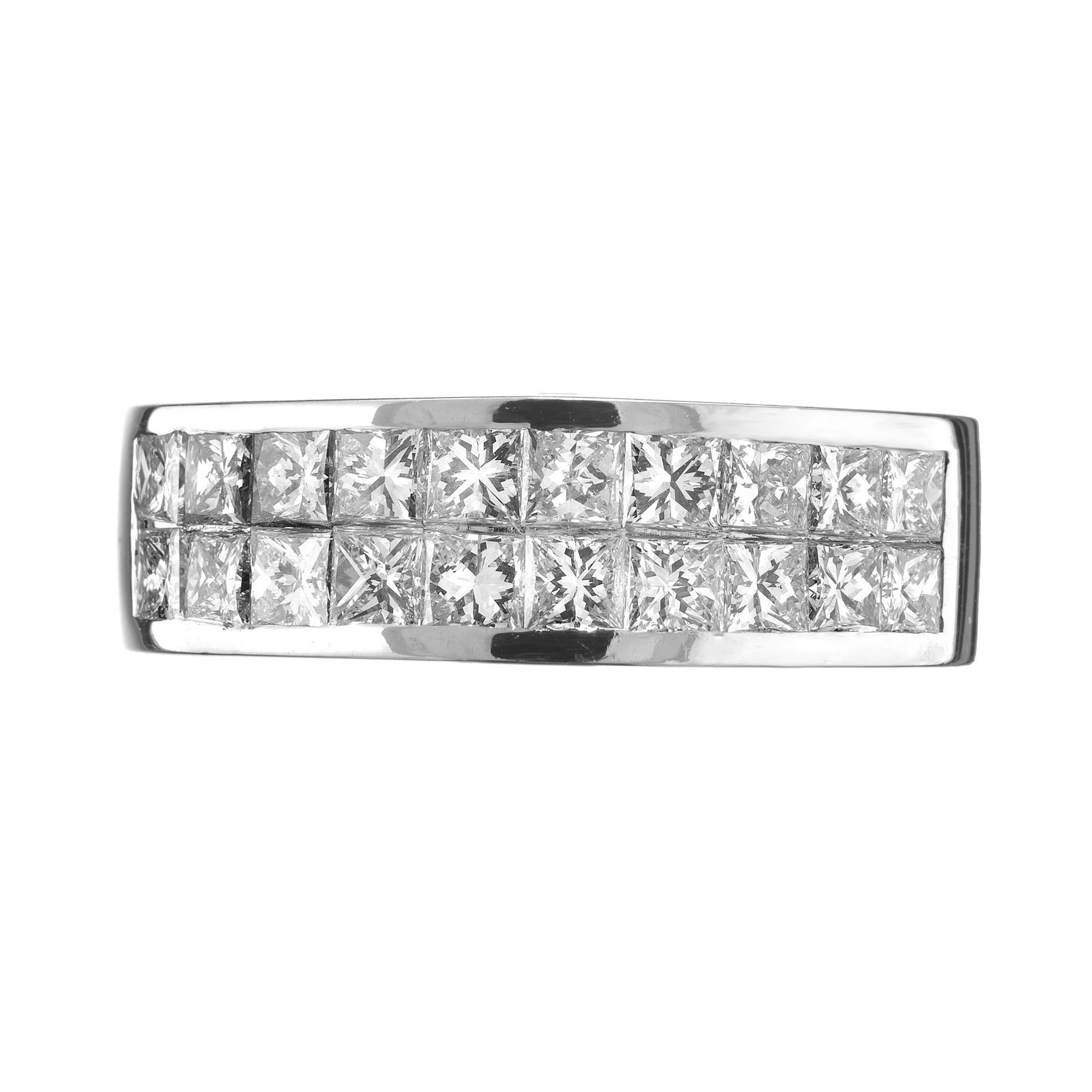 Dieser zweireihige Ehering mit einem 1,50-karätigen Diamanten im Prinzessinnenschliff ist der Inbegriff von Eleganz und Luxus und steht für ewige Eleganz. Die 20 Diamanten im Prinzessinnenschliff sind sorgfältig in ein zweireihiges Platindesign