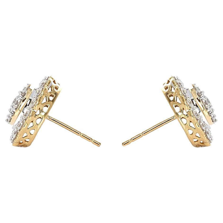 Une paire classique de boucles d'oreilles en diamant avec un halo en diamant qui les fait paraître encore plus grandes et plus étonnantes. Les diamants pèsent 1,50 carat au total et sont de couleur H-I (presque incolore) et de pureté VS/SI (pureté à