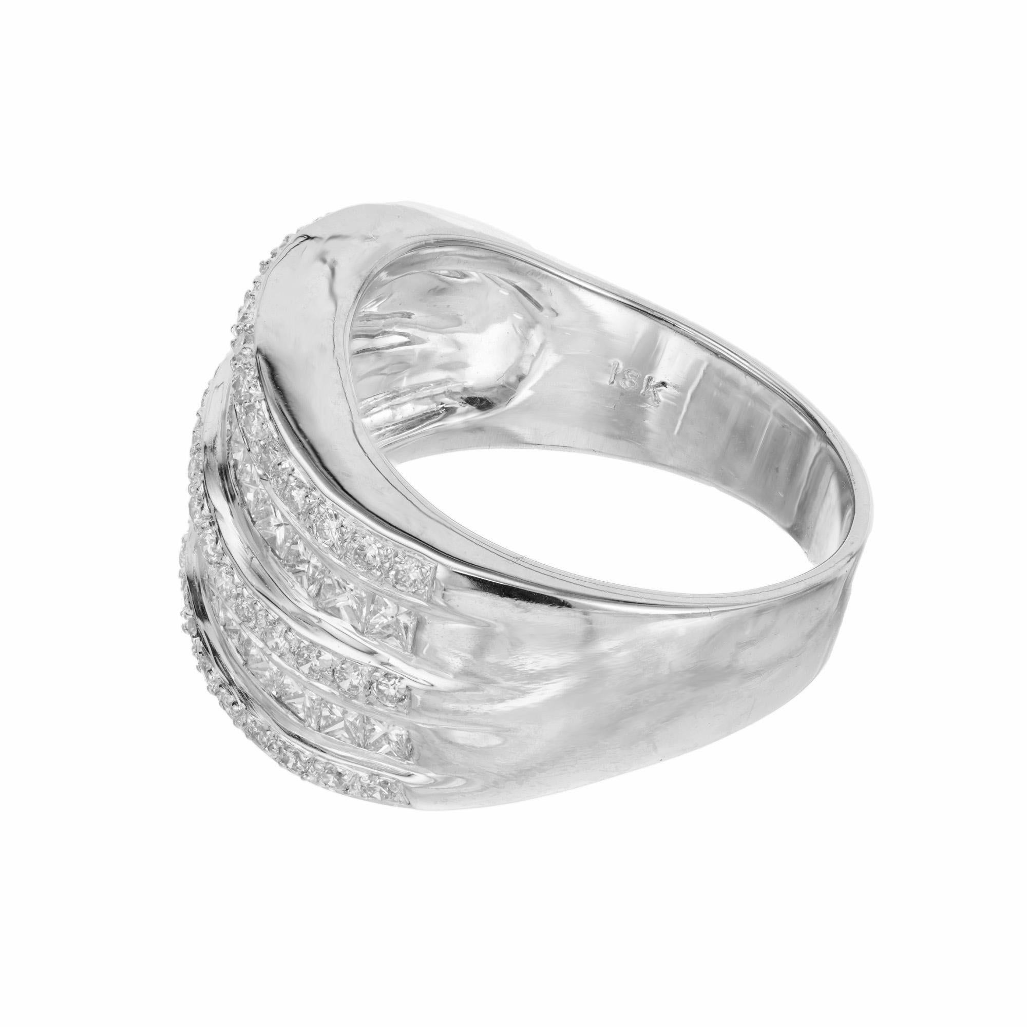 Anello da cocktail con diamante da 1,50 carati in oro bianco, a cinque file, con vortice largo In condizioni buone in vendita a Stamford, CT