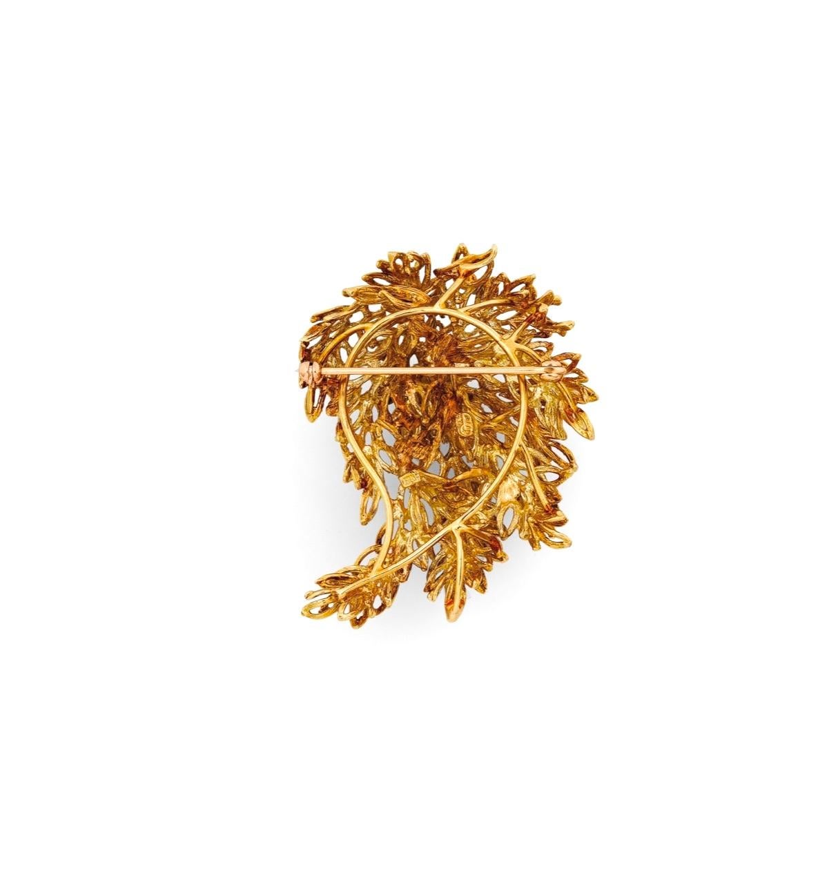 Retro 18K yellow gold Brooch (French halmark for 18K gold) with foliage pattern.
The pattern is embellished with 16 brilliant-cut diamonds for a total weight of approximately 1.50 carats.

Dimensions of the brooch : 41 mm (1.6 inches) X 56 mm (2.2