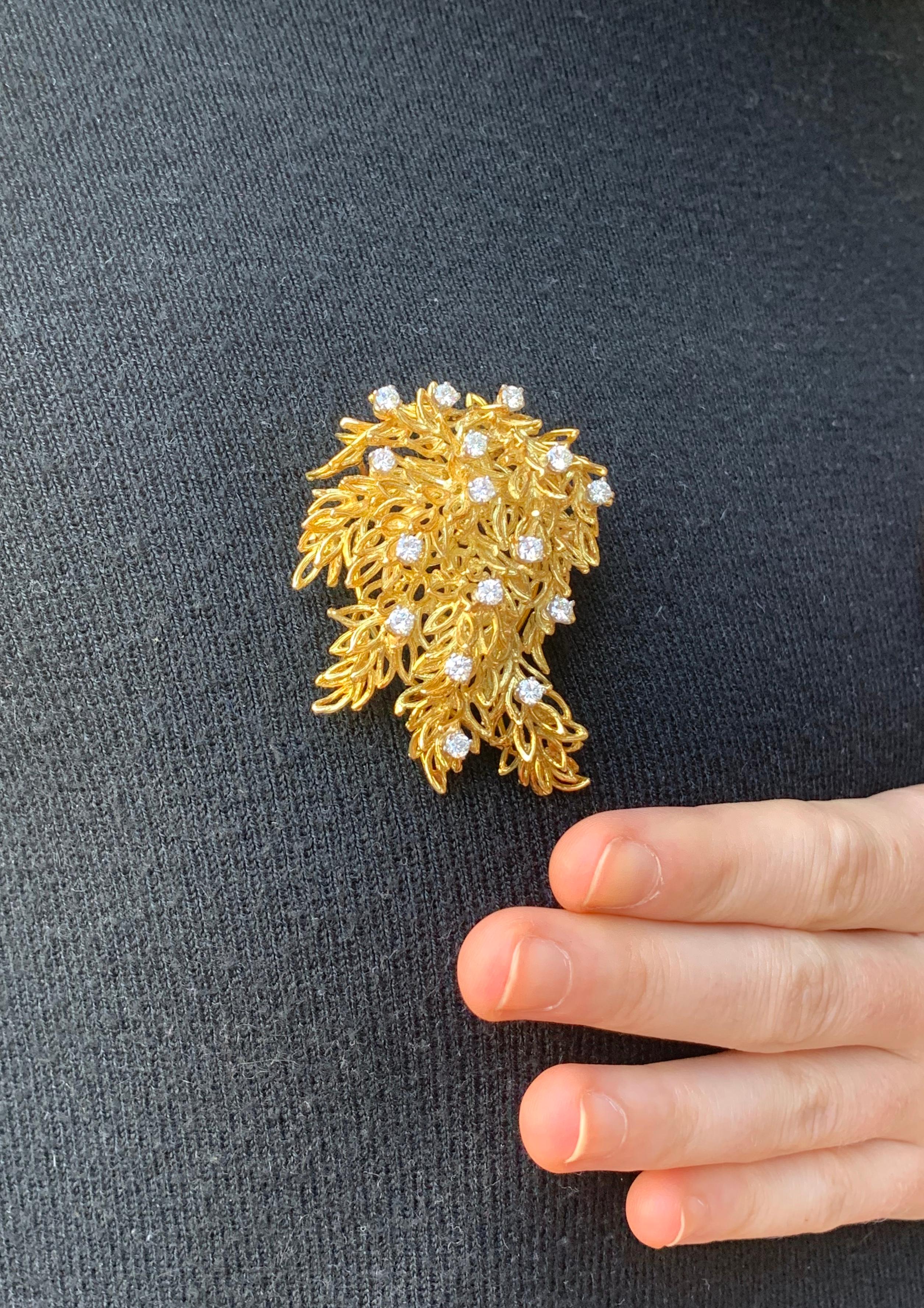 1.50 Carat Diamonds 18 Karat Yellow Gold Vintage Retro Leaf Brooch In Excellent Condition In Paris, FR