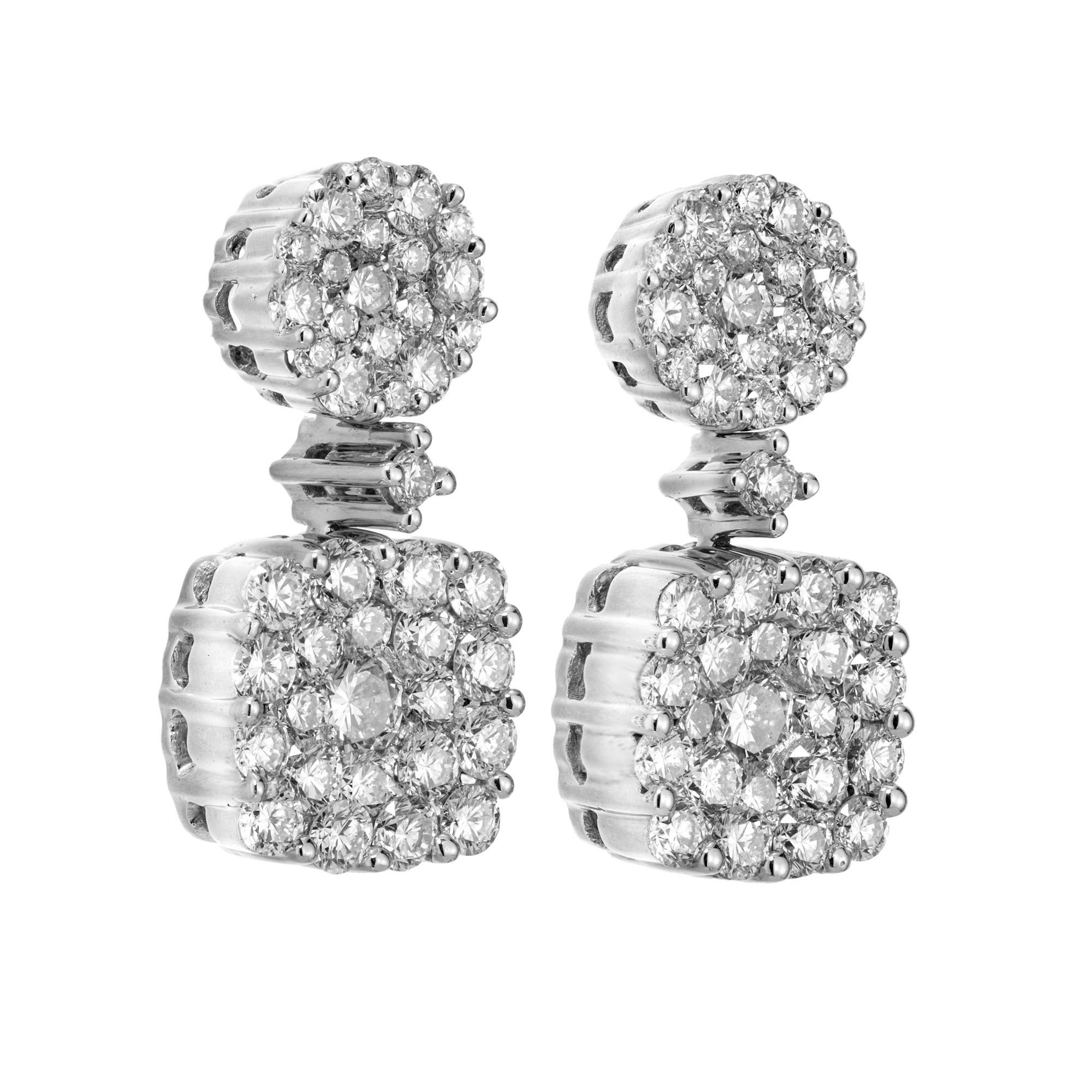 boucles d'oreilles pendantes en or blanc 18 carats, ornées de diamants pleine taille d'un blanc éclatant.

80 diamants ronds pleine taille, poids total approx. 1,50 ct, H, SI1
or blanc 18k 
5.9 grammes
Testé et estampillé : 18k
De haut en bas :
