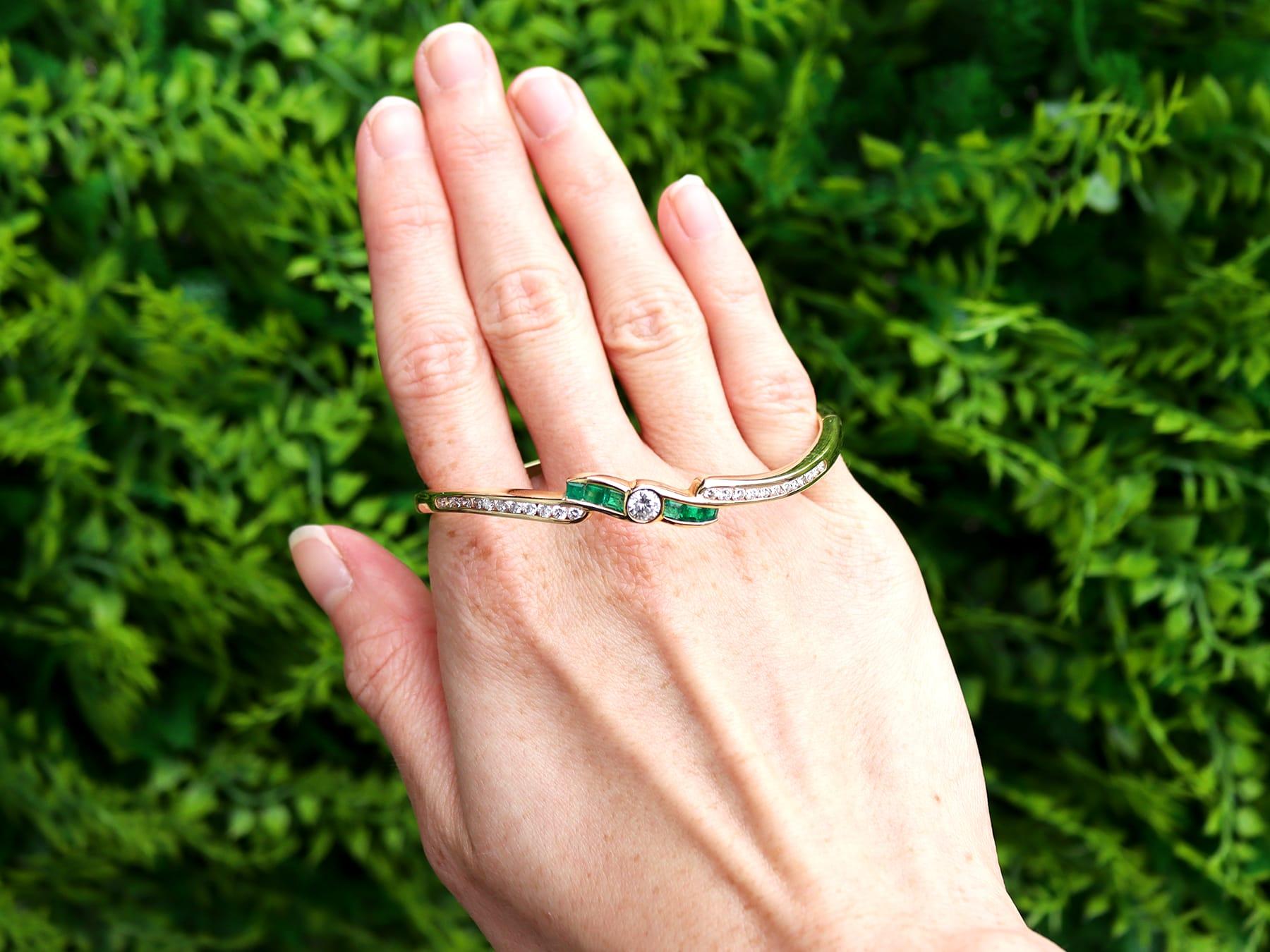 Un impressionnant bracelet contemporain en or jaune 18 carats, composé d'une émeraude de 1,50 carat et d'un diamant de 1,36 carat, fait partie de nos diverses collections de bijoux en pierres précieuses.

Ce bracelet exceptionnel, fin et