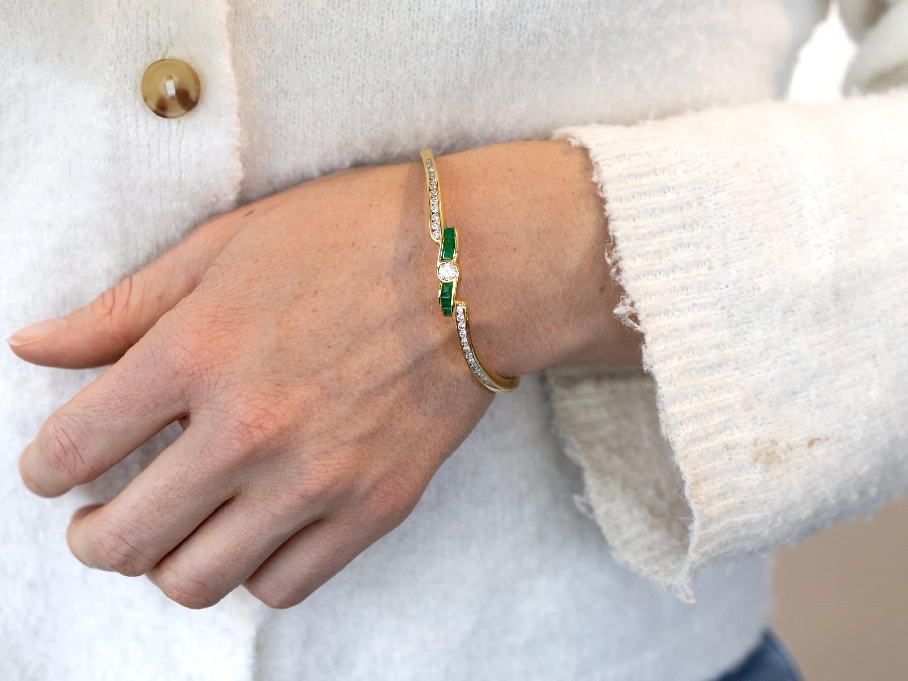Contemporain Bracelet jonc en or jaune 18 carats avec émeraudes de 1,50 carat et diamants de 1,36 carat en vente