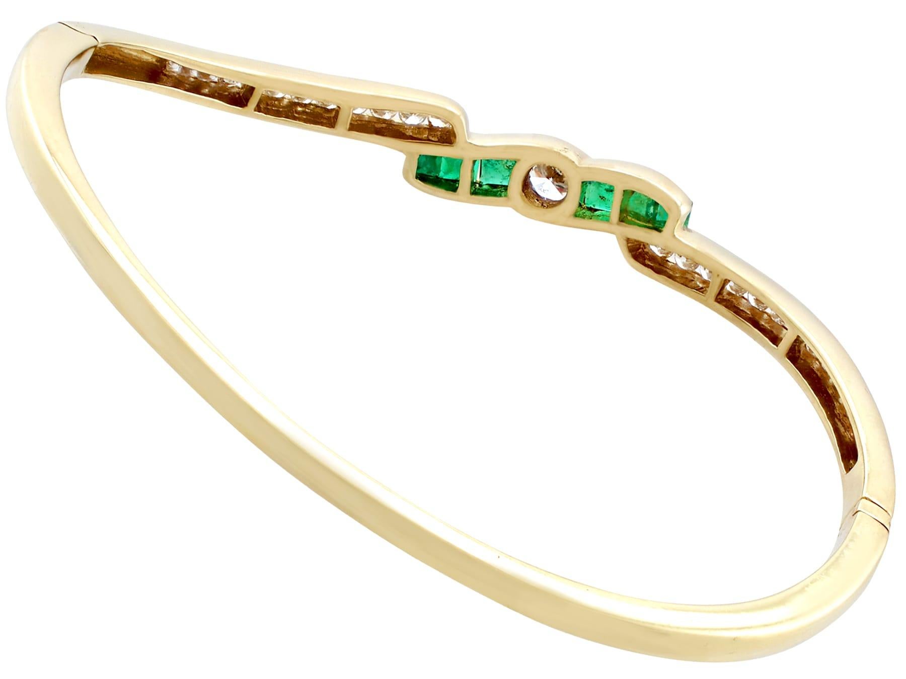 1.50 Carat Emerald and 1.36 Carat Diamond Bangle in 18K Yellow Gold In Excellent Condition For Sale In Jesmond, Newcastle Upon Tyne