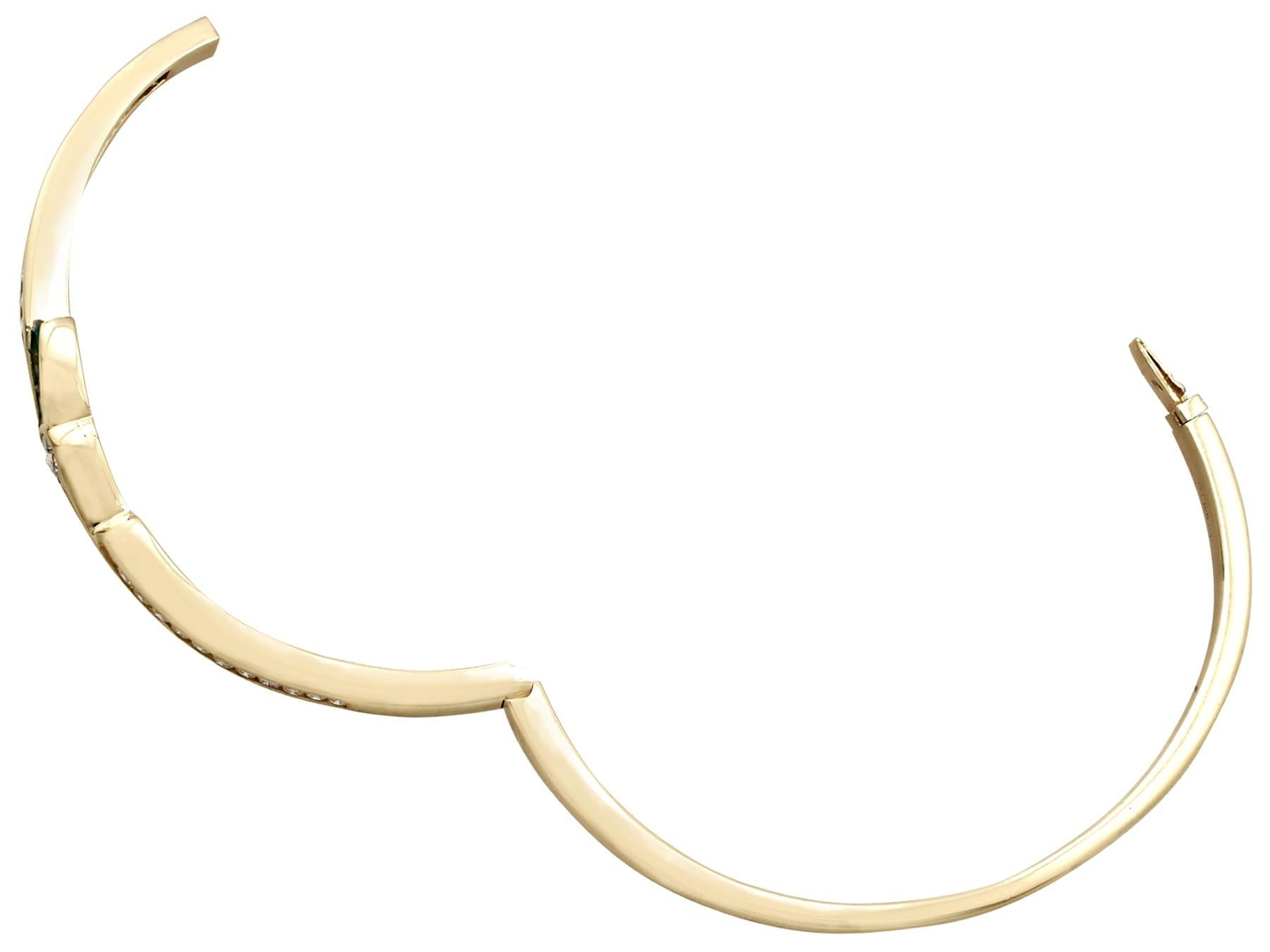 Bracelet jonc en or jaune 18 carats avec émeraudes de 1,50 carat et diamants de 1,36 carat en vente 1