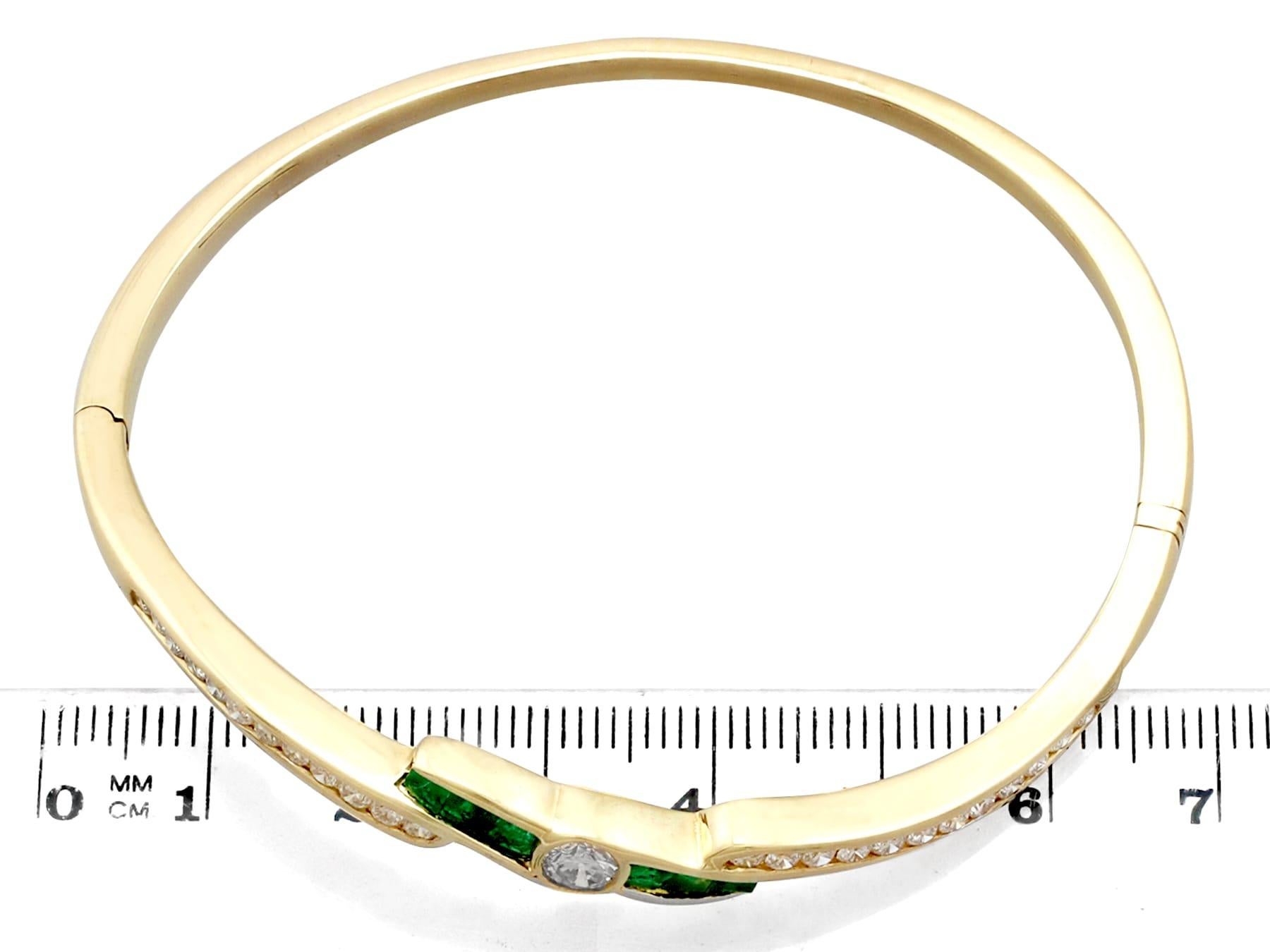 1.50 Carat Emerald and 1.36 Carat Diamond Bangle in 18K Yellow Gold For Sale 2