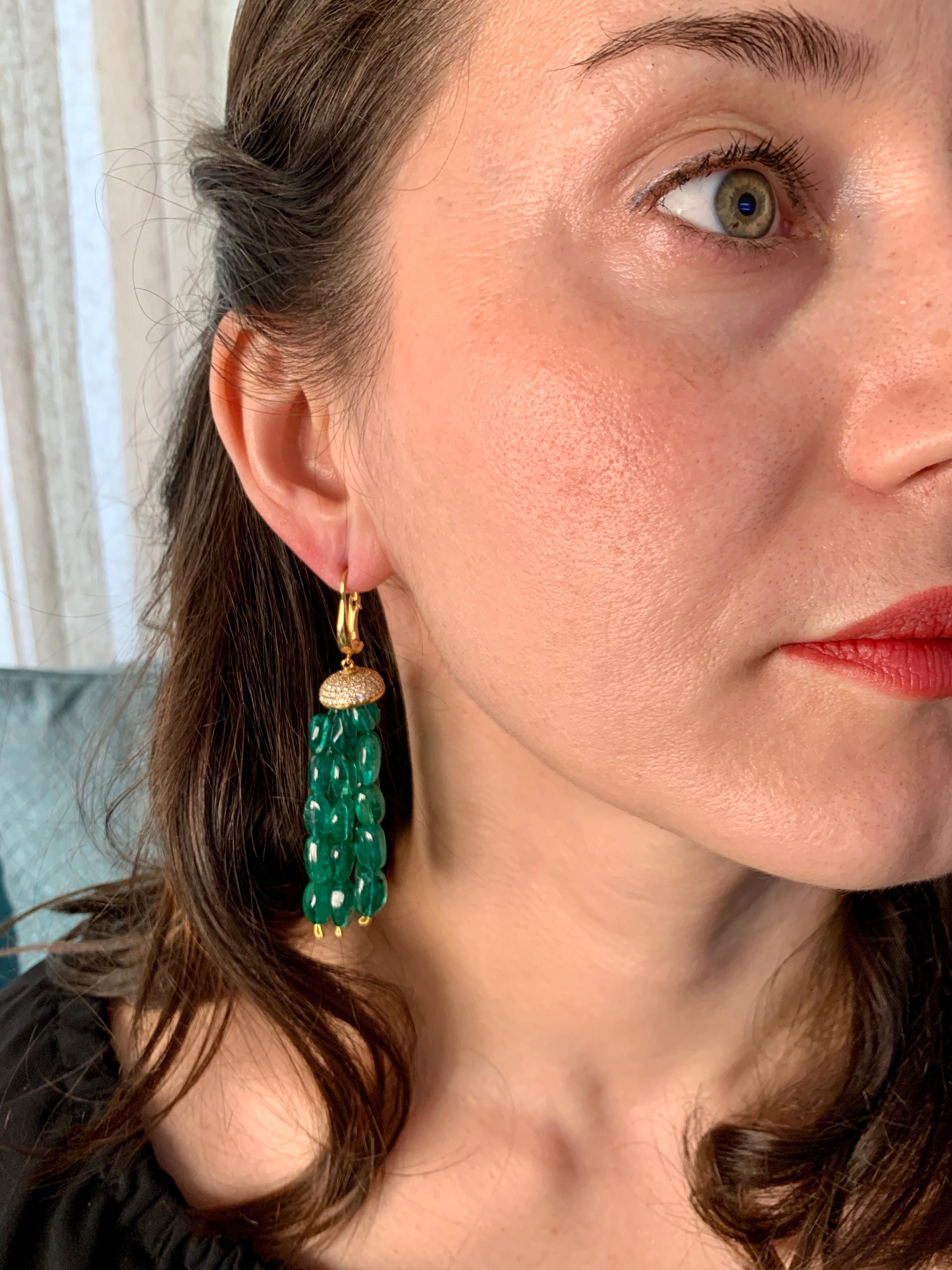 Pendientes colgantes de esmeraldas y diamantes de 150 quilates y oro amarillo de 14 quilates en venta 5