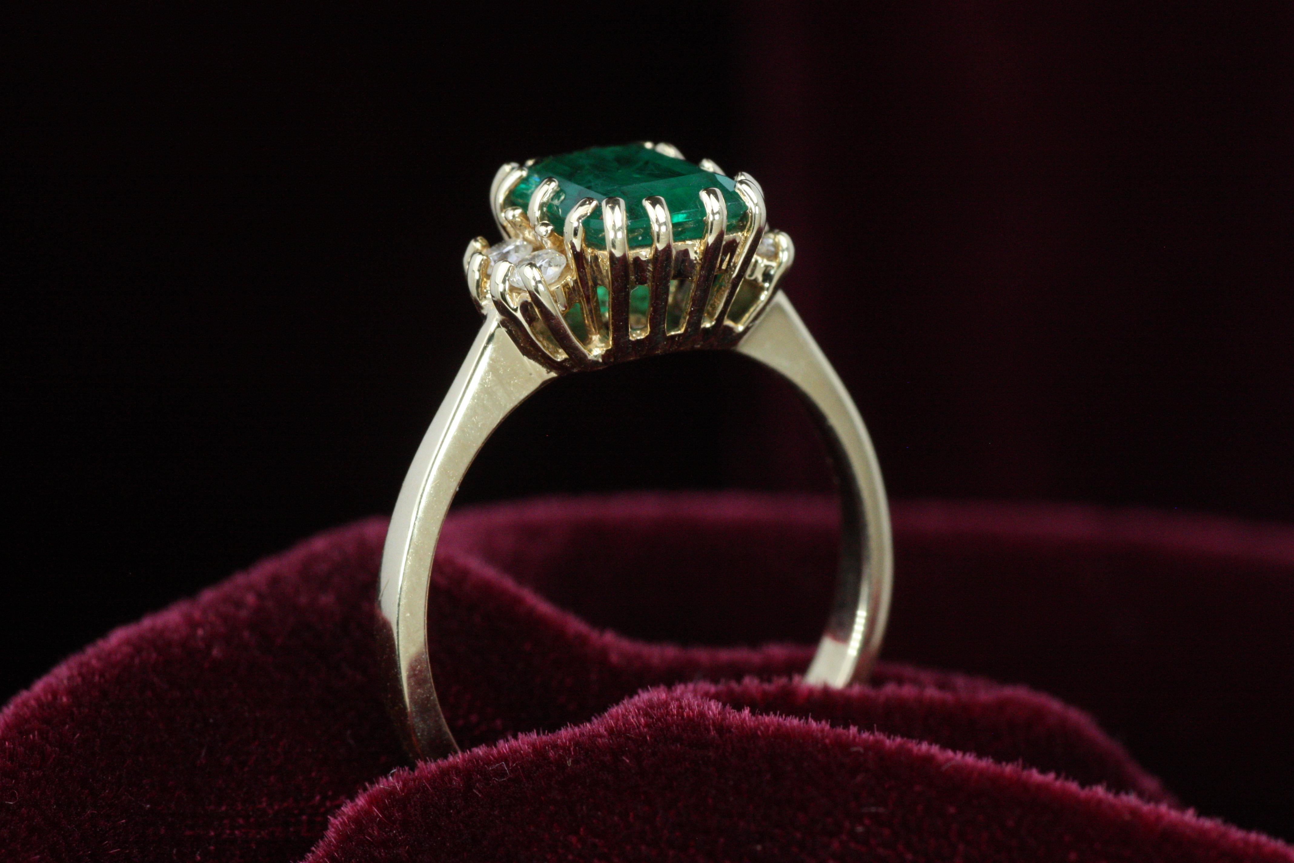 Anillo de Cóctel de Oro Amarillo con Esmeralda y Diamantes talla Esmeralda de 1,50 quilates Corte esmeralda en venta