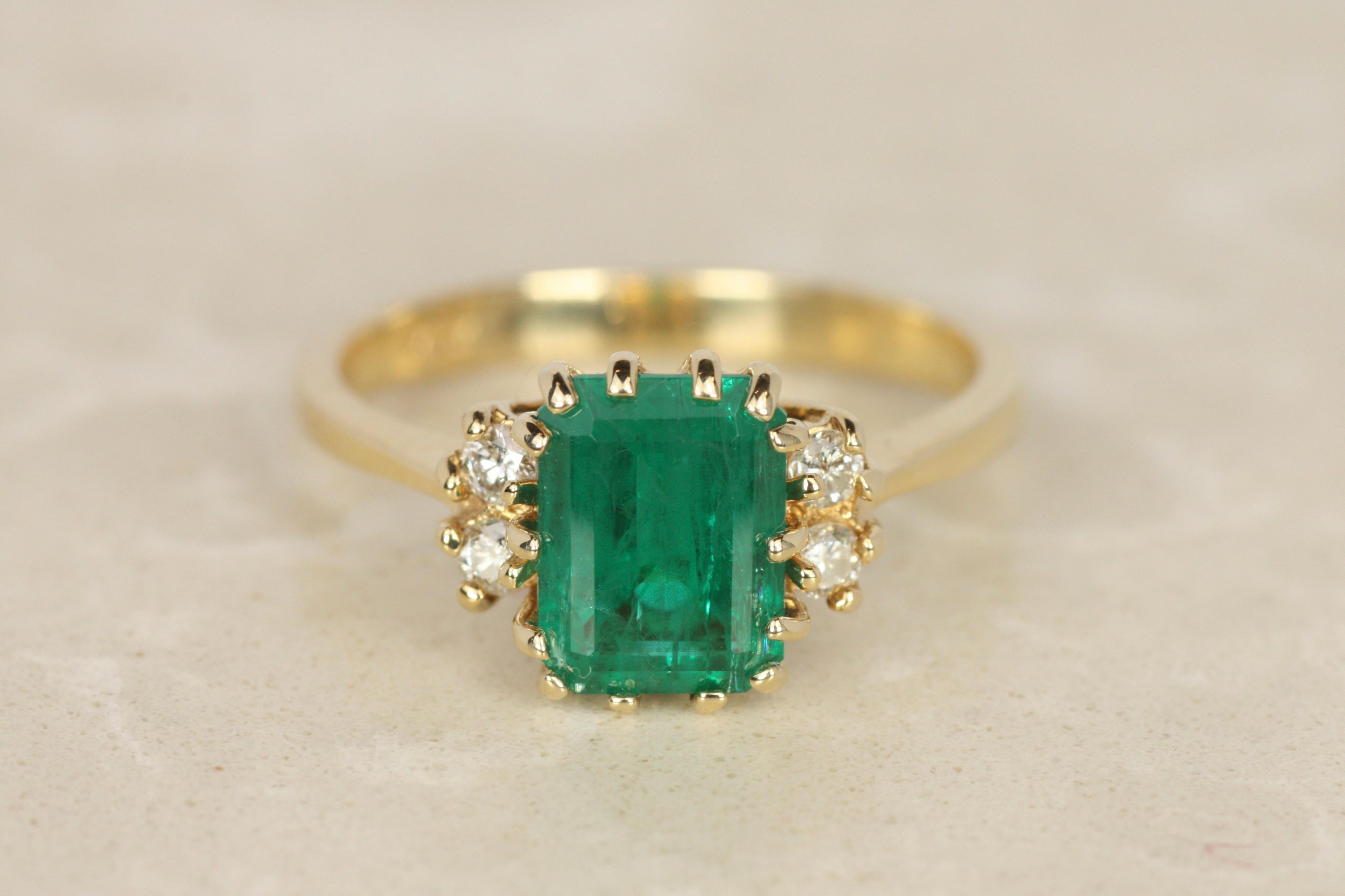 Anillo de Cóctel de Oro Amarillo con Esmeralda y Diamantes talla Esmeralda de 1,50 quilates en Bueno estado para la venta en Santa Monica, CA