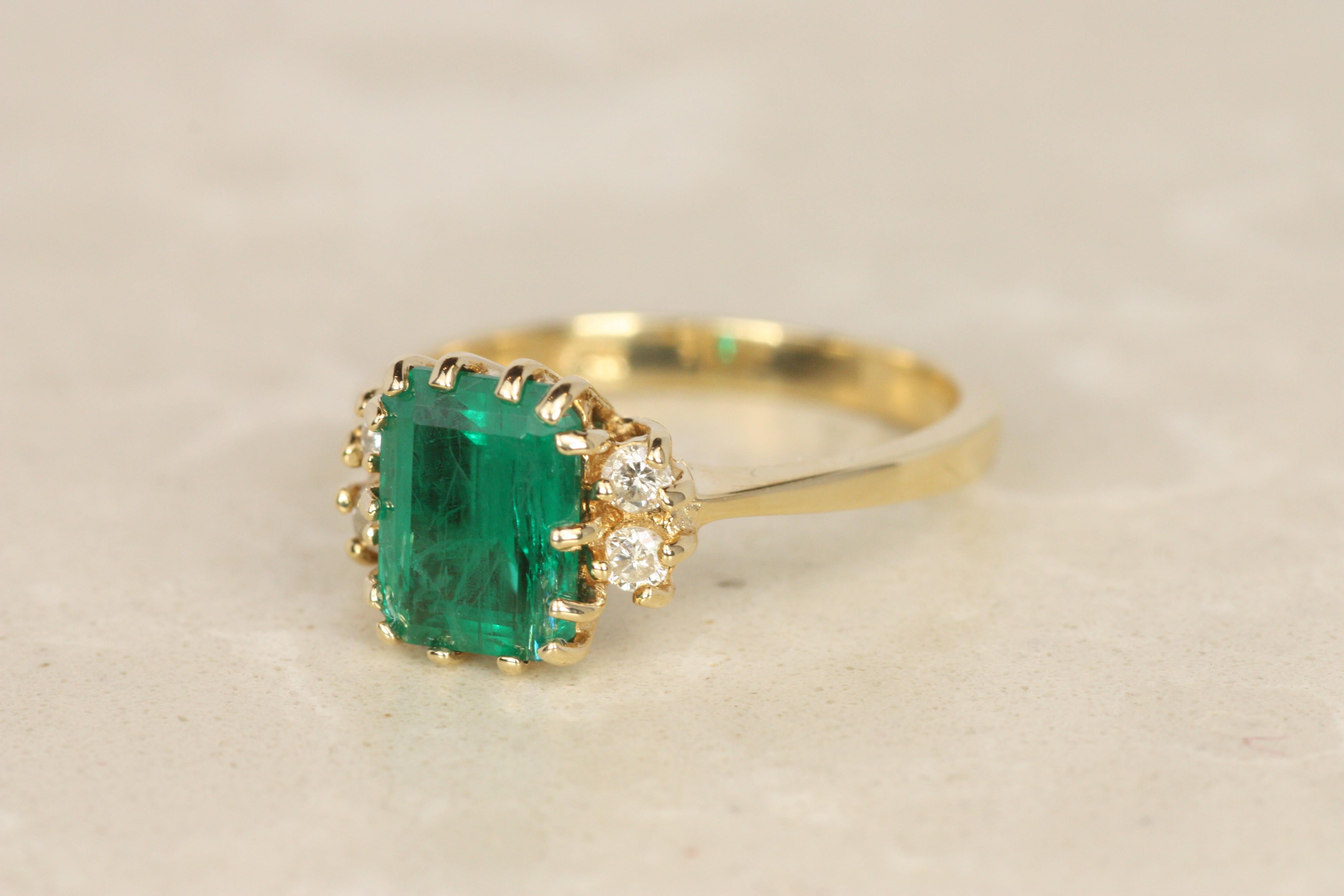 De las mujeres Anillo de Cóctel de Oro Amarillo con Esmeralda y Diamantes talla Esmeralda de 1,50 quilates en venta