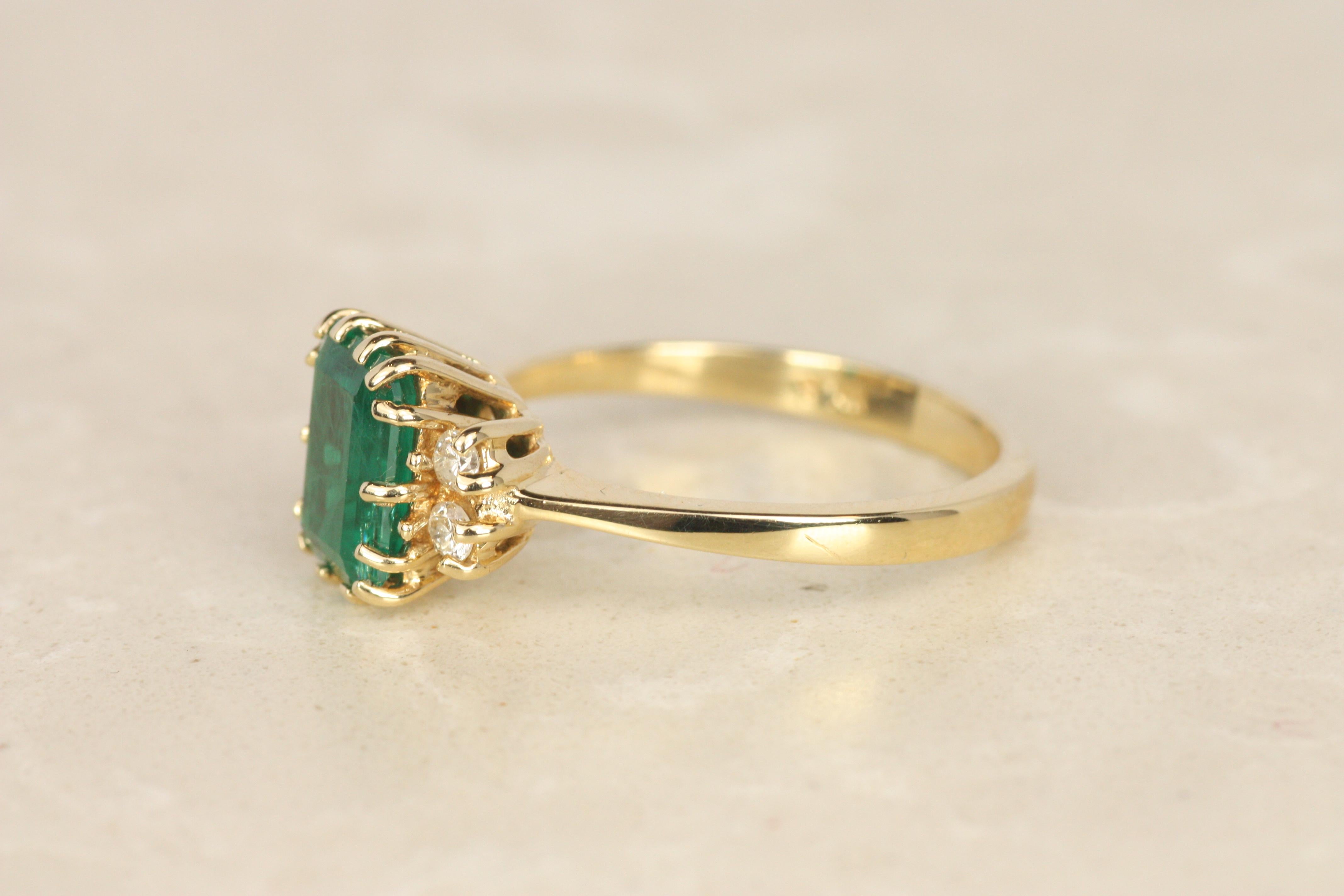 Anillo de Cóctel de Oro Amarillo con Esmeralda y Diamantes talla Esmeralda de 1,50 quilates en venta 1