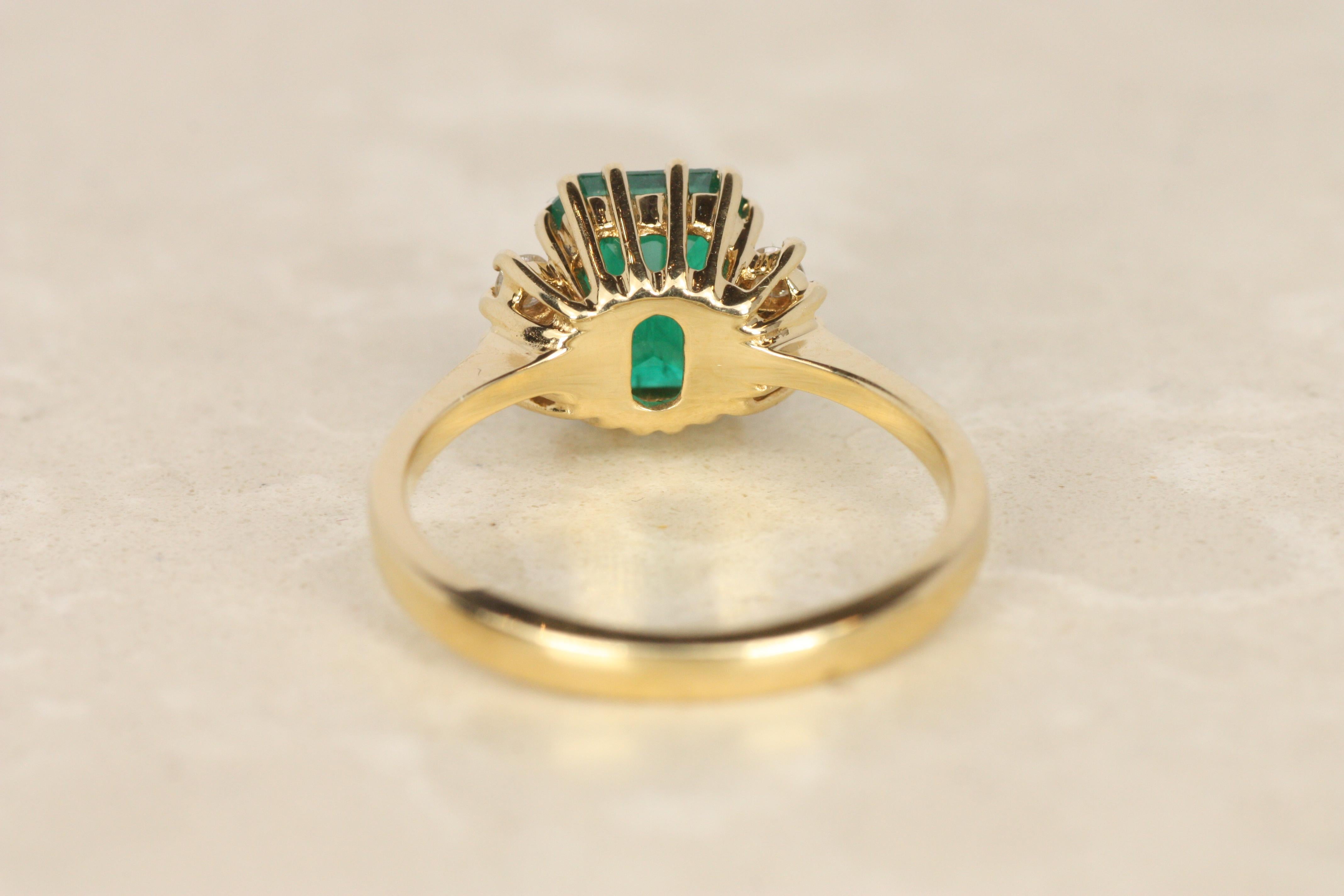 Anillo de Cóctel de Oro Amarillo con Esmeralda y Diamantes talla Esmeralda de 1,50 quilates en venta 2