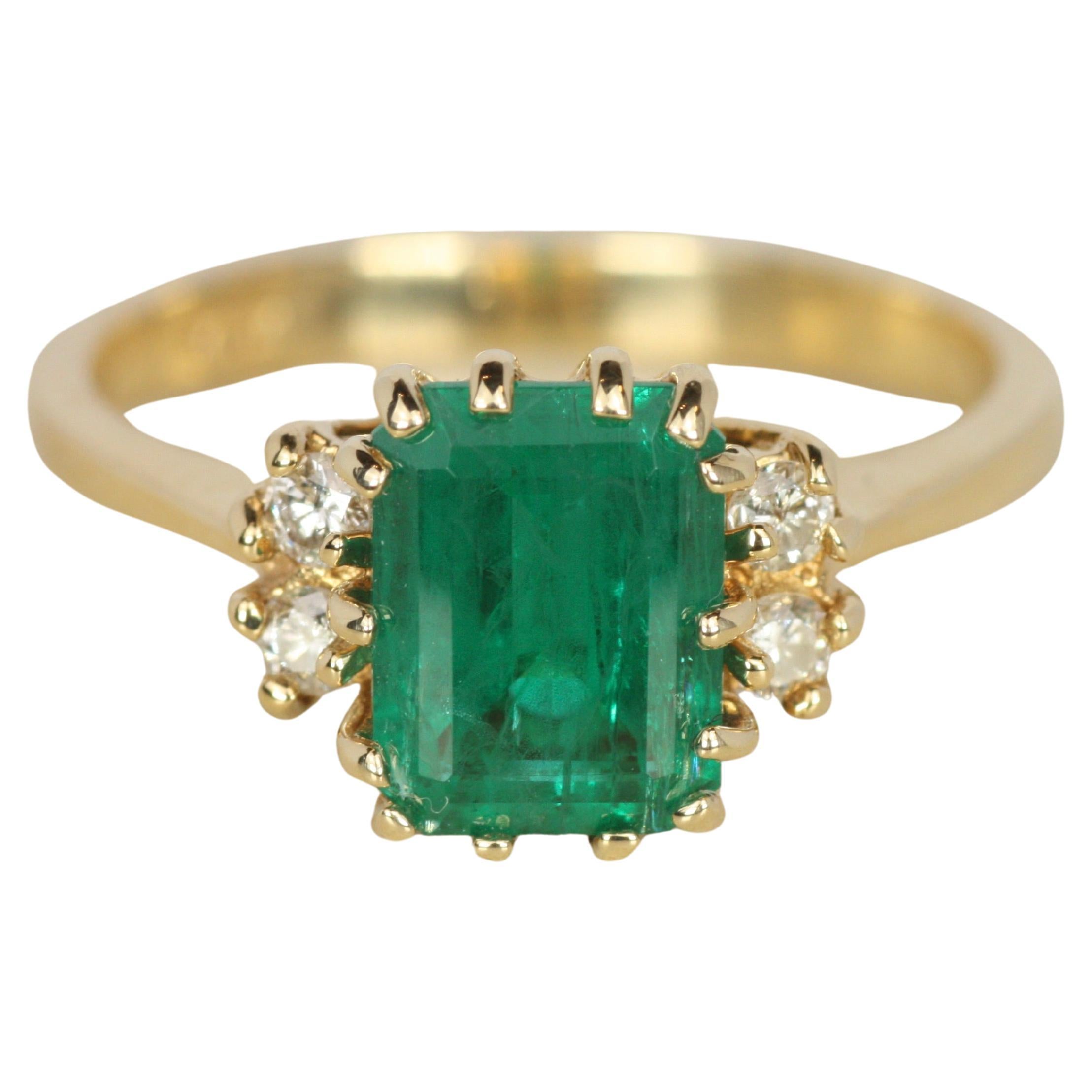 Cocktailring aus Gelbgold mit 1,50 Karat Smaragd und Diamant im Smaragdschliff