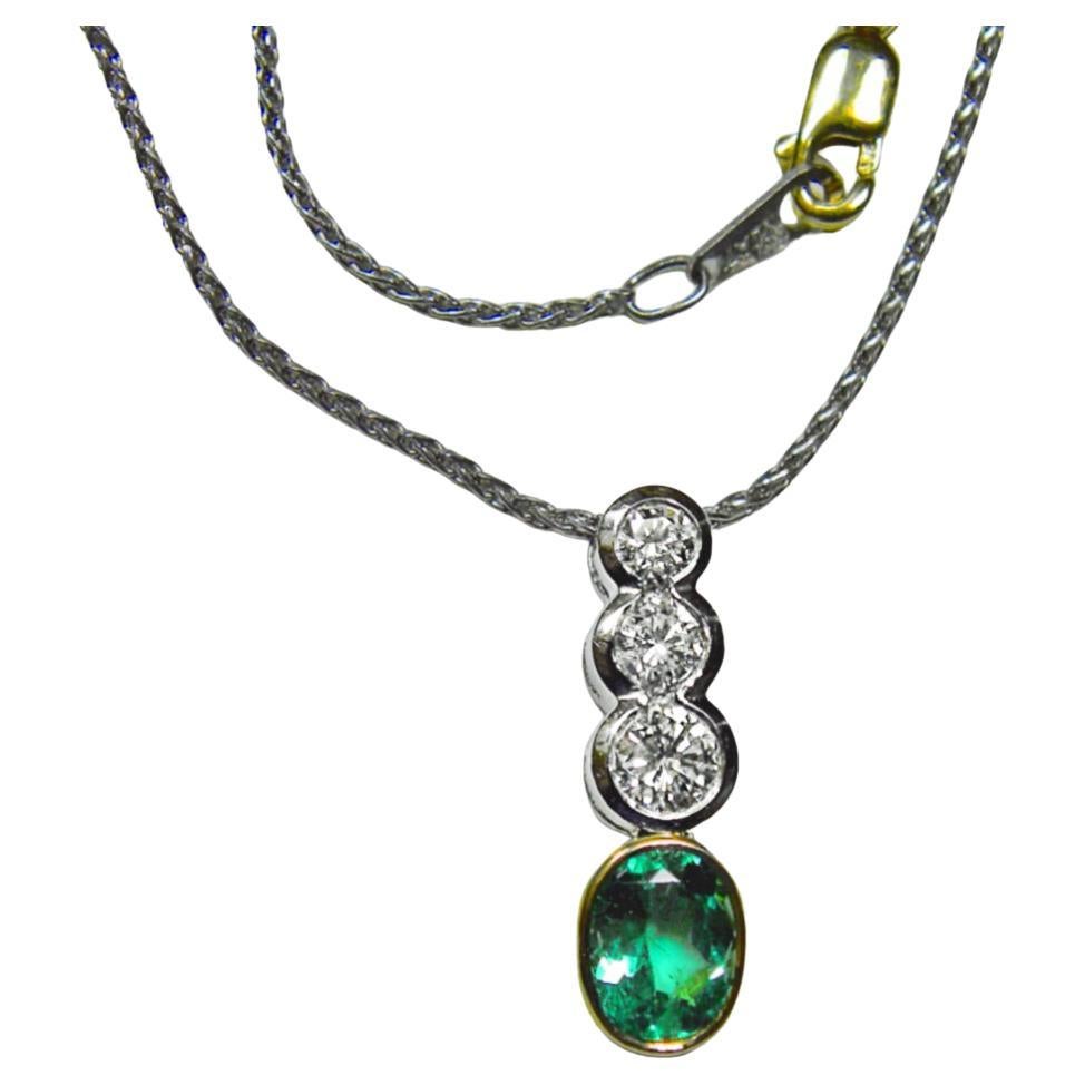 1,50 Karat Smaragd-Diamant-Tropfen-Anhänger Halskette Platin & 18k Gold
Zusammensetzung: Platin & 18K Gelbgold
Primäre Steine: Natürlicher kolumbianischer Smaragd
Form oder Schliff: Ovaler Schliff
Durchschnittliche Farbe/Klarheit: AAA Mittelgrün/