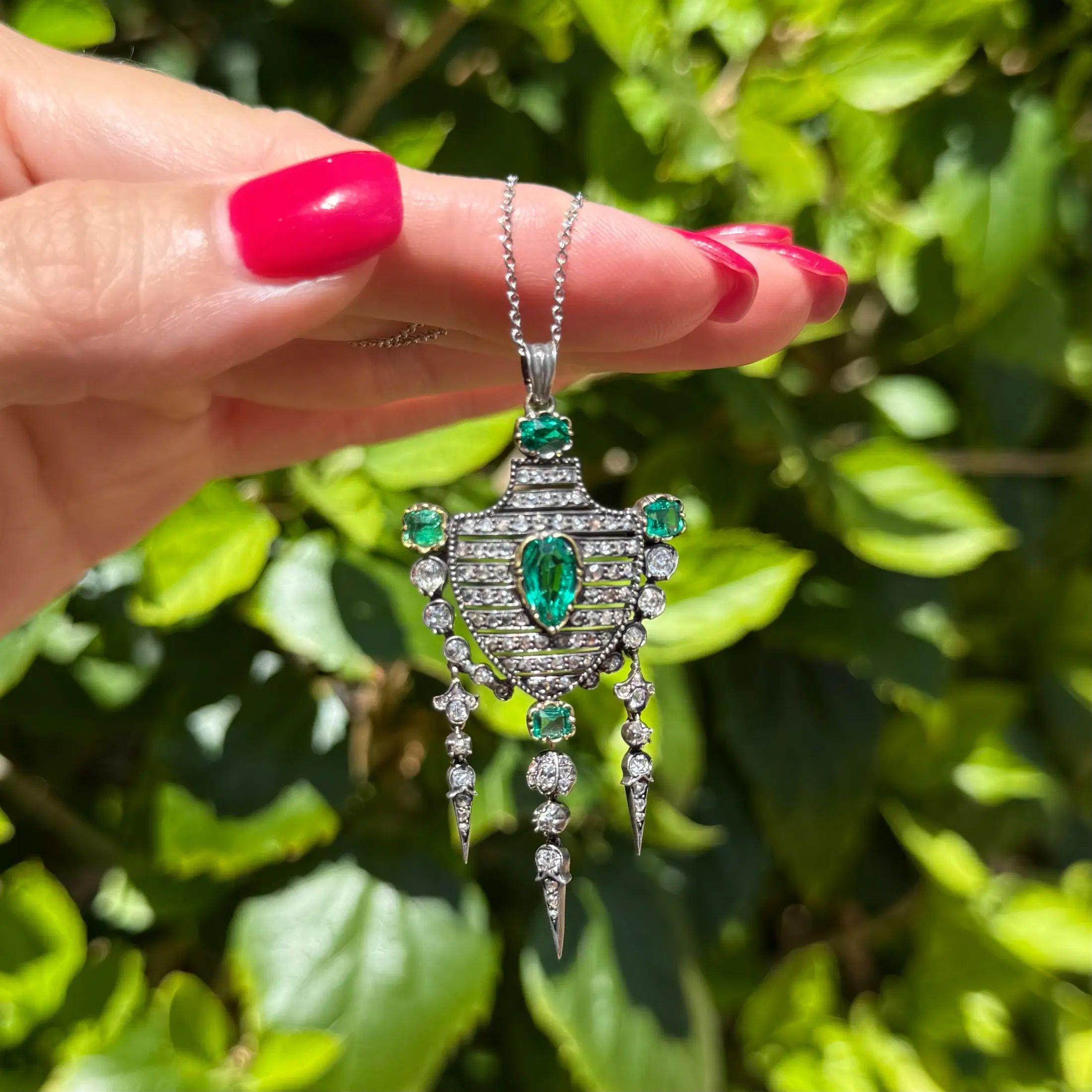 1.50 Carat Emerald GIA and Diamond Silver on Gold Victorian Pendant Necklace Victoriano en venta