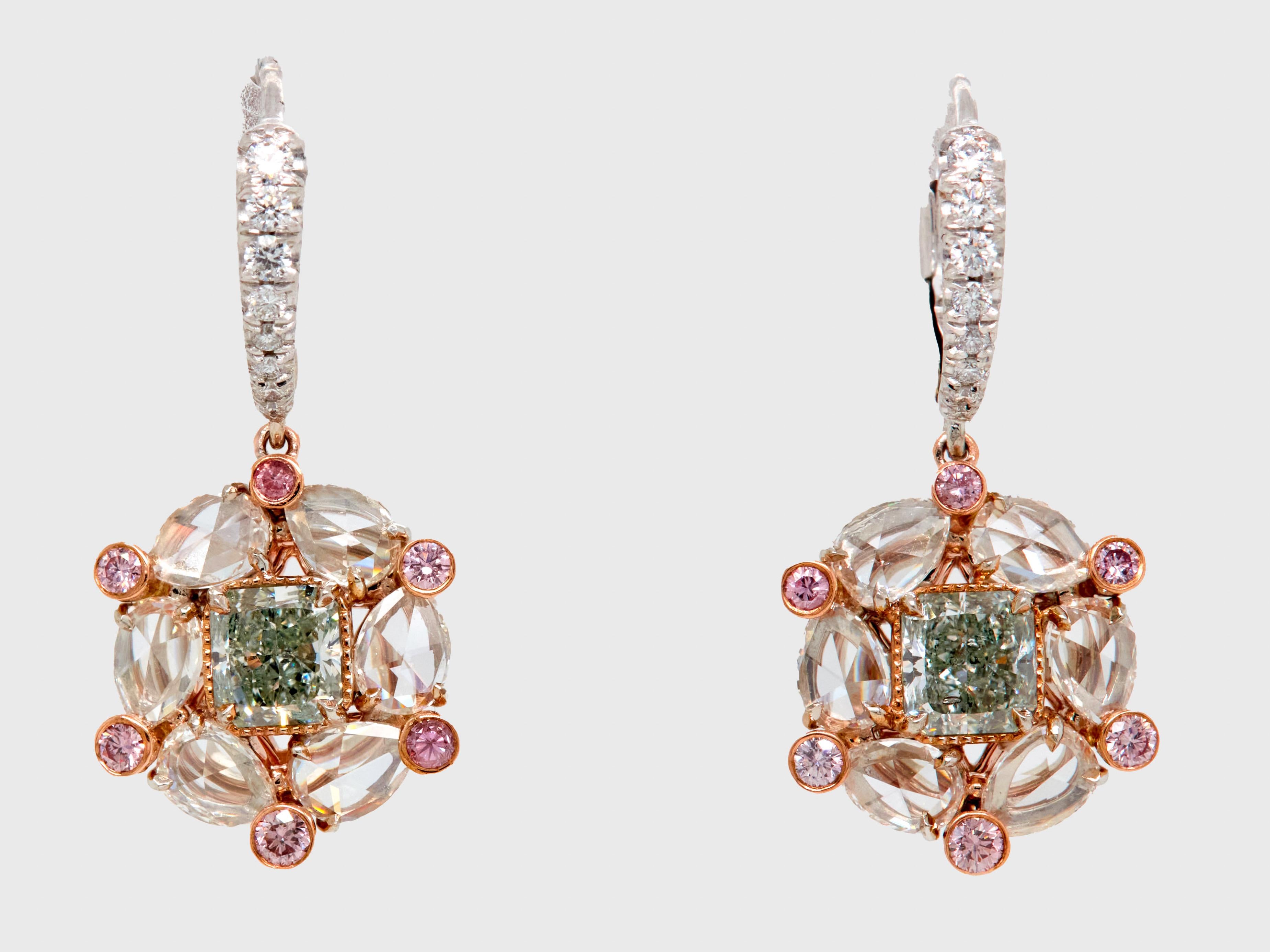 Collection Novel présentant une superbe paire de boucles d'oreilles en forme de goutte de style Art Déco, diamants verts de fantaisie de 1,54 carat certifiés par le GIA. Le centre est orné d'un diamant de couleur verte radiant de 0,77 carat certifié