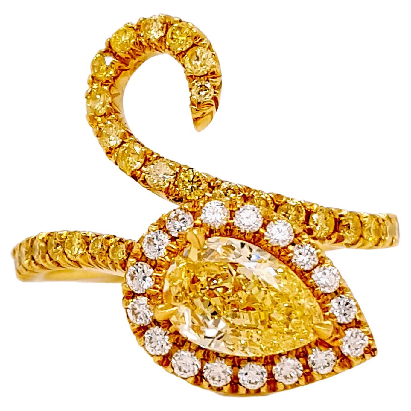 Bague de cocktail de 1,50 carat en diamant jaune fantaisie et diamants Pave', certifiée GIA.