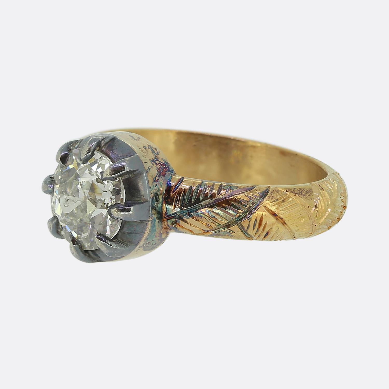 Voici une bague solitaire en diamant chic et élégante. Cette pièce emprunte des styles et des techniques maîtrisés pendant les périodes géorgienne et victorienne. Le diamant rond à facettes de 1,50 carat de taille européenne ancienne se trouve seul