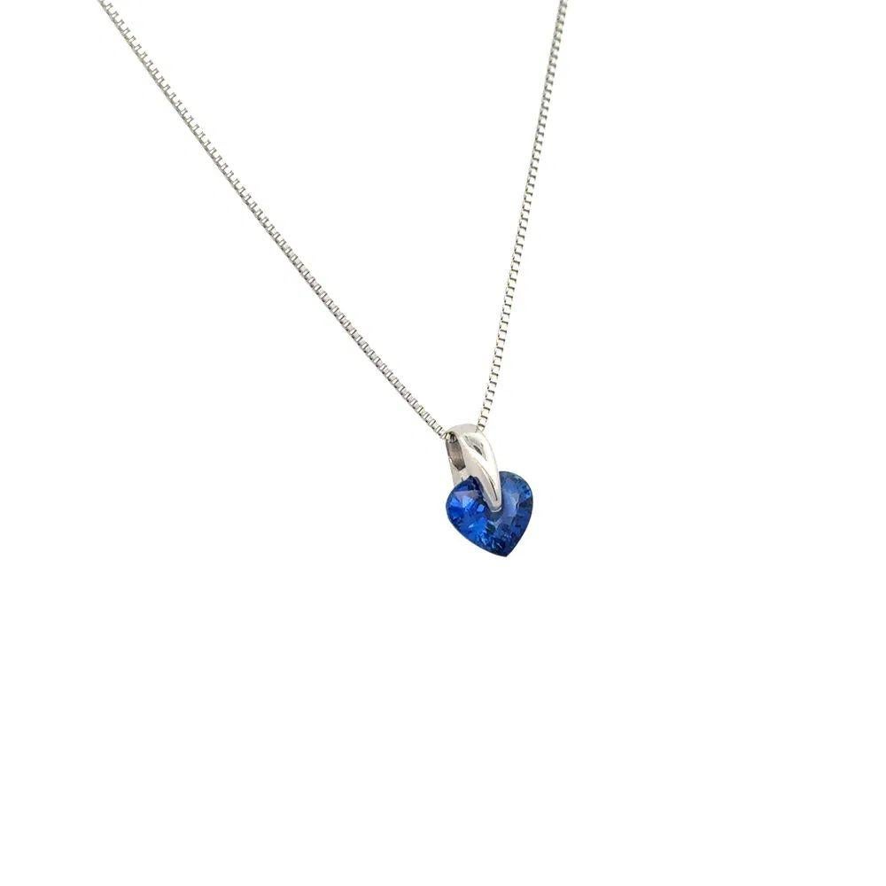 Semplicemente bello! Vintage 1.50 Carat Heart Sapphire Center Bale Platinum Pendant Necklace. Montaggio artigianale in platino. Sospeso da una catena di 18 pollici. Più belli in tempo reale! Un pezzo che non mancherà di essere ammirato... Un pezzo a