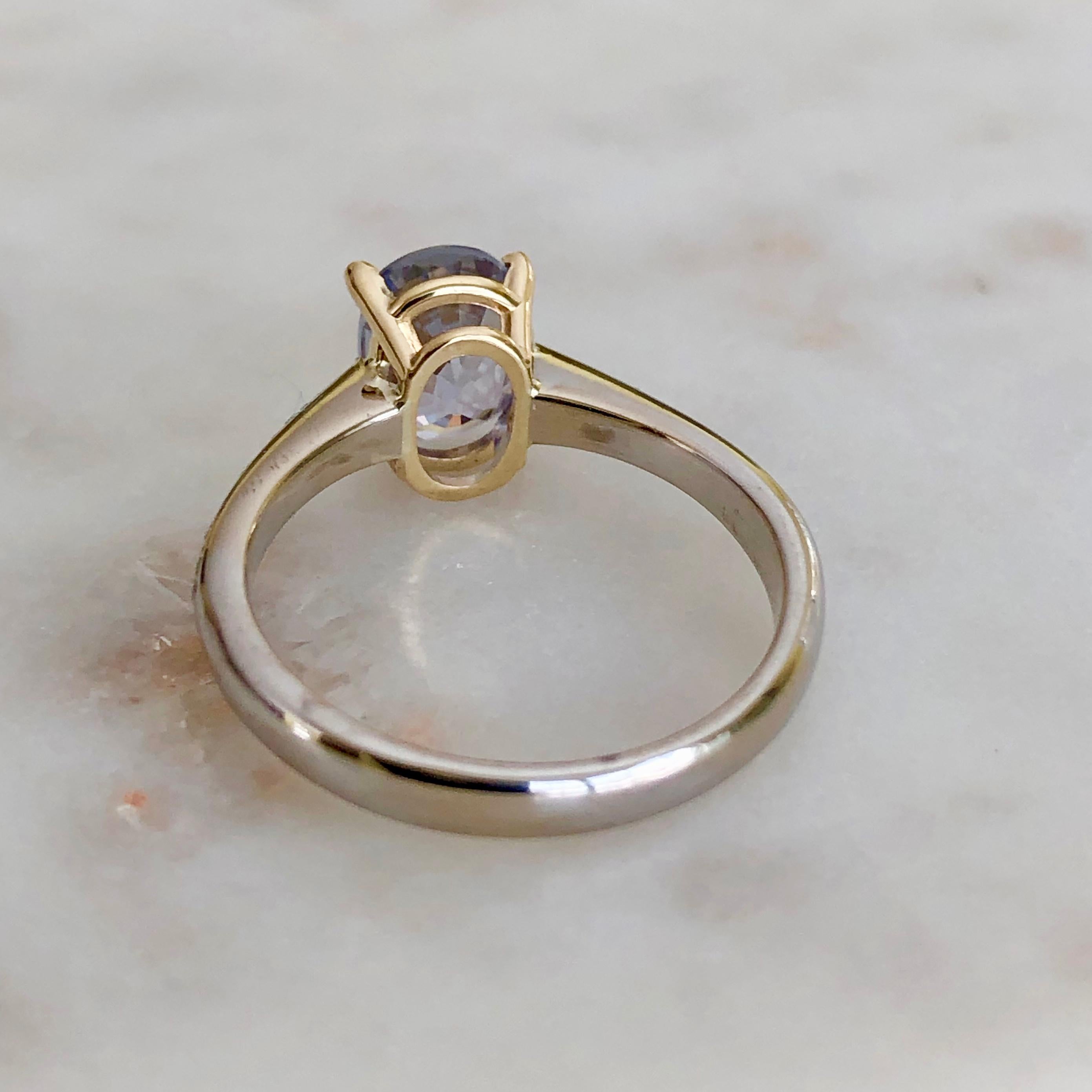 1.50 Carat Lilac Sapphire Solitaire Engagement Ring 18 Karat Gold For Sale 5