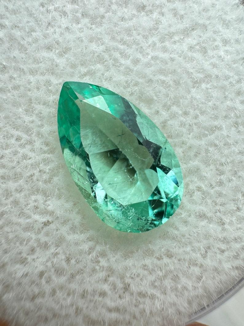 Stein: Smaragd
Gewicht: 1,50 Karat
Form: Birnenschliff
Klarheit: Transparent
Lüster: Sehr gut
Farbe: Hellgrün
Abmessungen: 10,78 mm x 6,35 mm x 4,25 mm
Geografische Herkunft: Kolumbien
Behandlung: Natürlich, Ölen

Bemerkungen: Aufgrund der