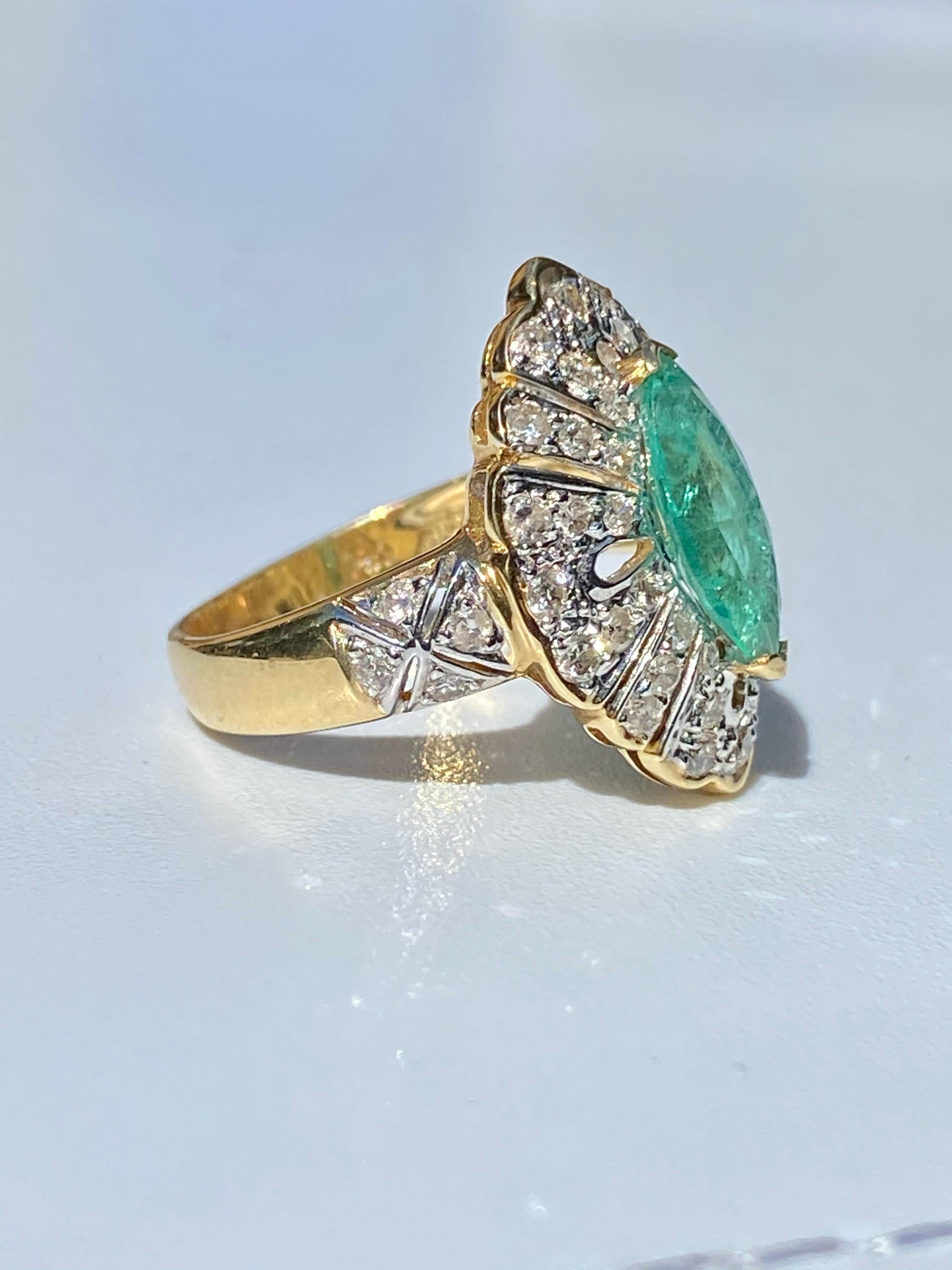 Women's or Men's 1.50 Carat Marquis Cut Colombian Emerald, Diamond and 14 Karat Yellow Gold Ring For Sale